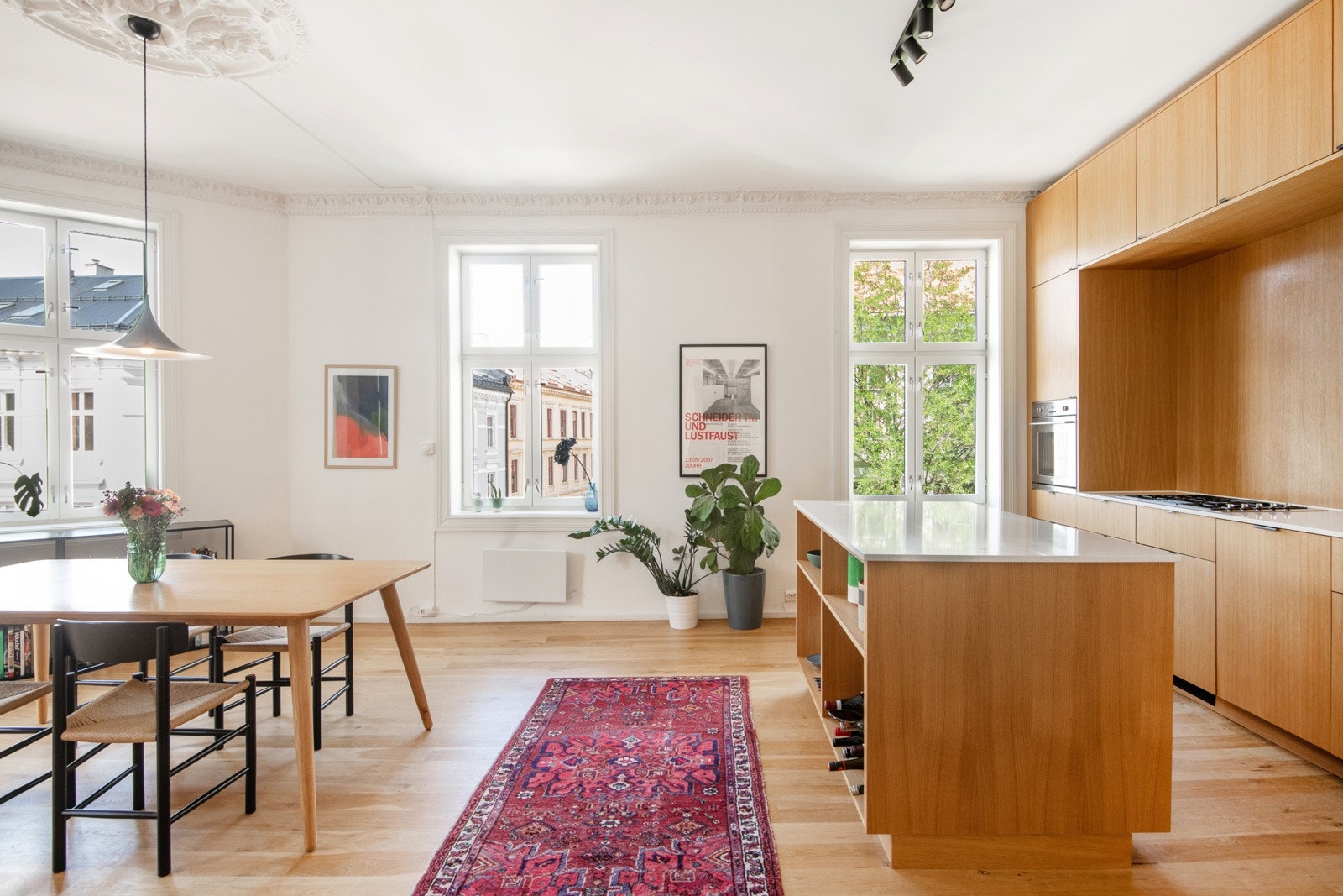 Kjøkkenet har en sosial og flott beliggenhet, i et rom med flotte lysforhold gjennom 4 langstrakte klassiske vinduer. Galleribilde