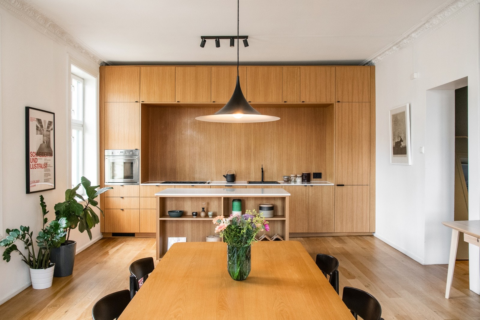 Velkommen til Tøyengata 17A, en meget attraktiv klassisk leilighet med urban beliggenhet. Galleribilde