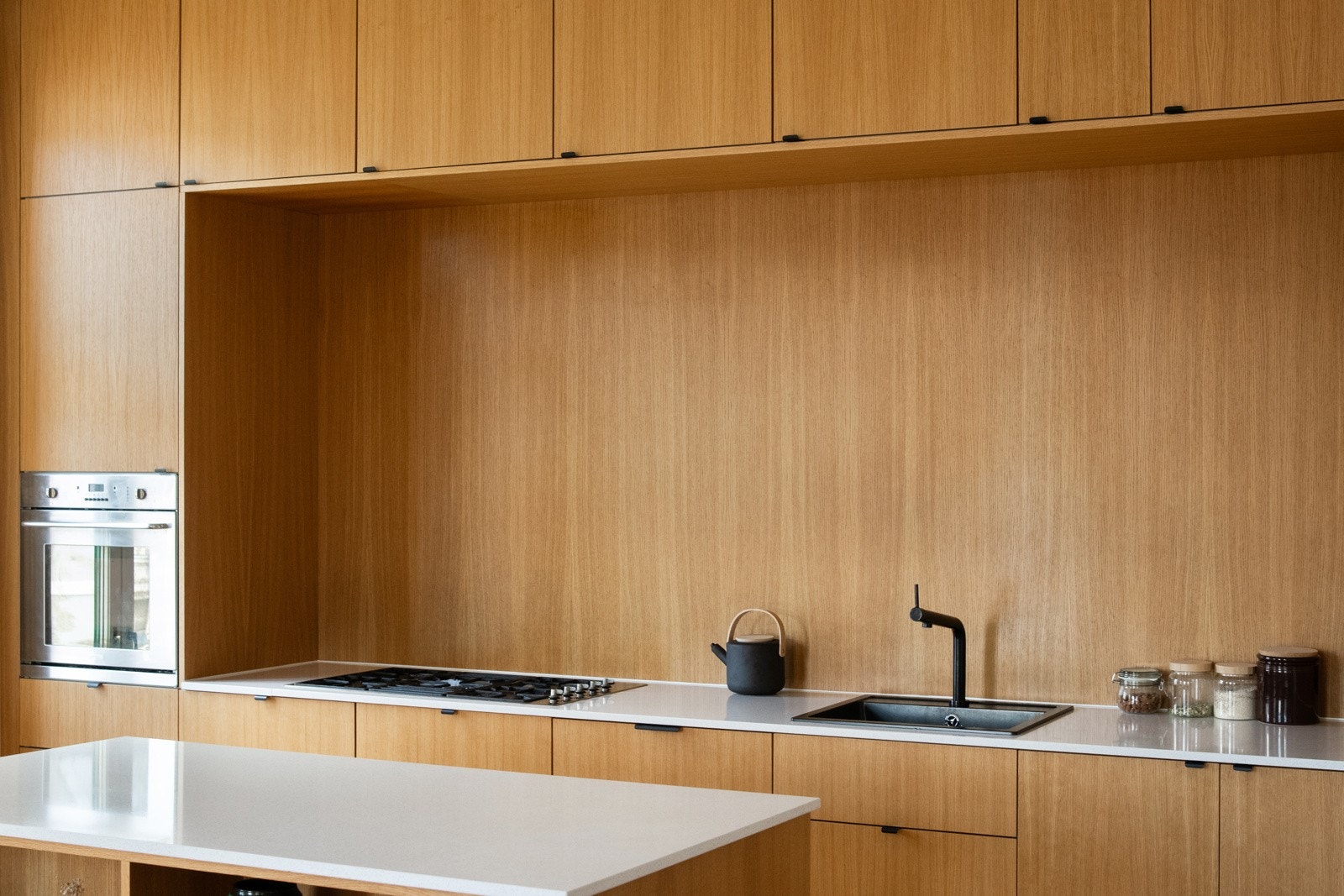 Kjøkkenet er meget godt utført med flotte fronter i eike finer og rikelig med oppbevaringsplass. Galleribilde