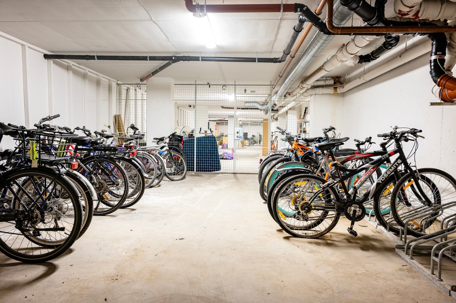 Felles sykkelbod i garasjekjelleren. Galleribilde