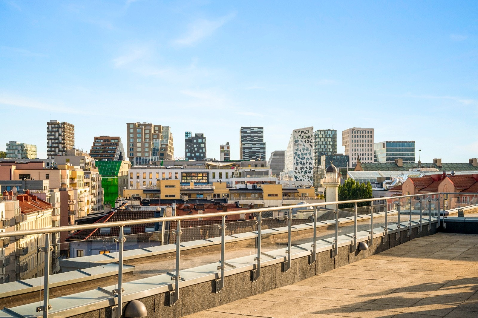 Heisadkomst til felles takterrasser med flere sittegrupper, fantastisk utsikt og sol fra morgen til kveld. Galleribilde