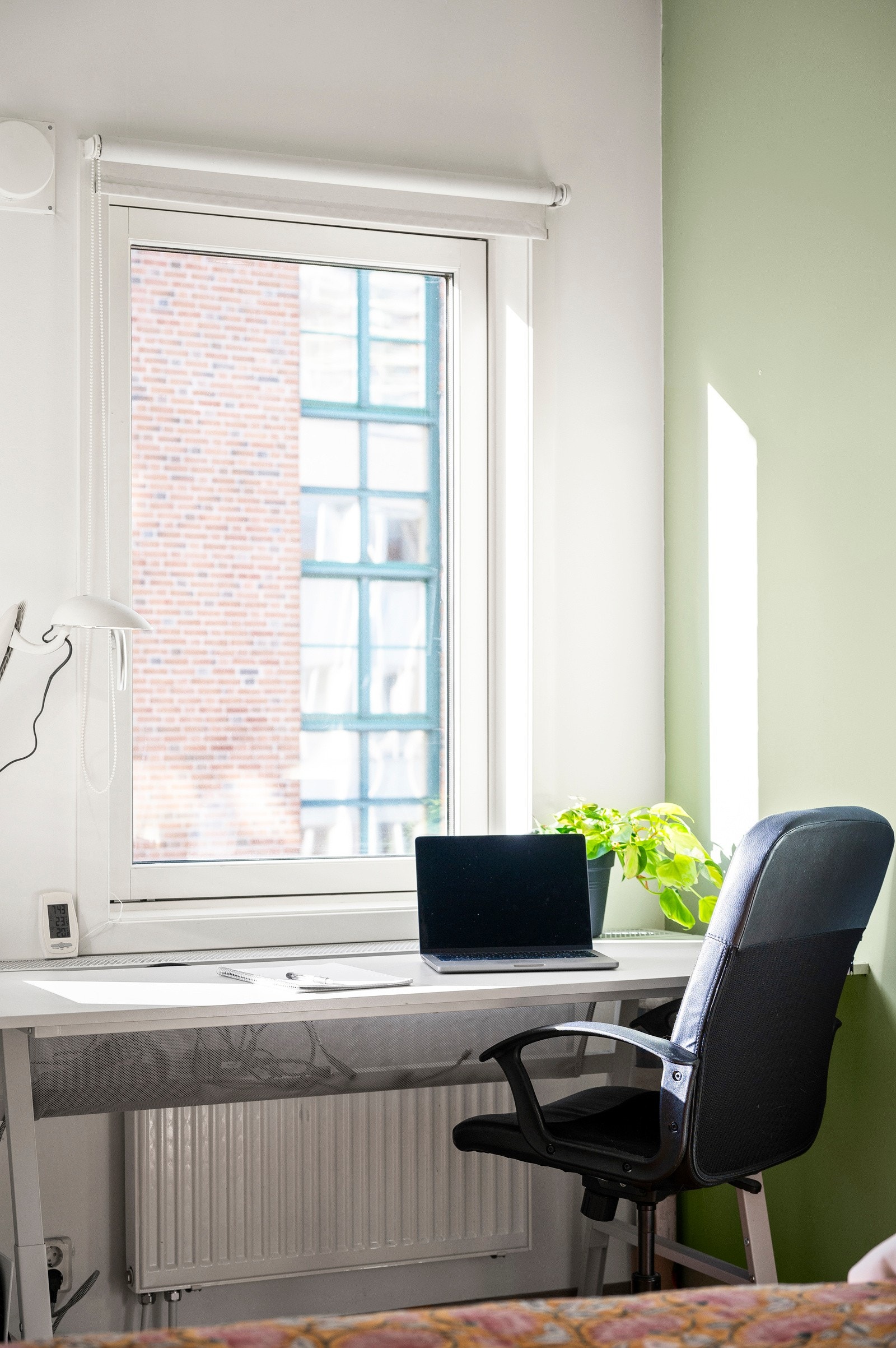 Rommet har videre en herlig sone ved vinduet som egner seg ypperlig som "kontorsone". Galleribilde