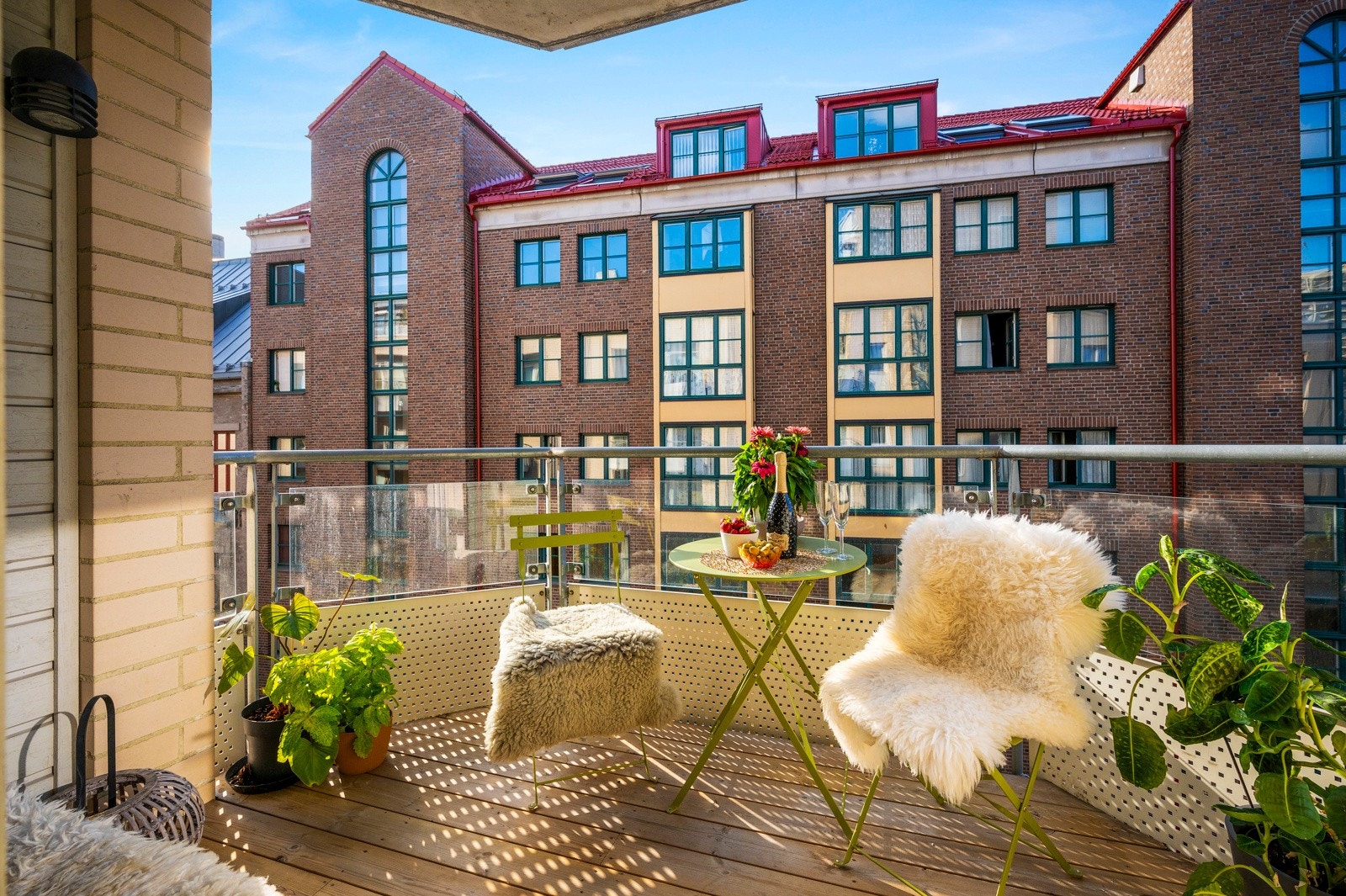 Fra stuen er det videre utgang til en deilig balkong på ca. 4.4 kvm. Galleribilde