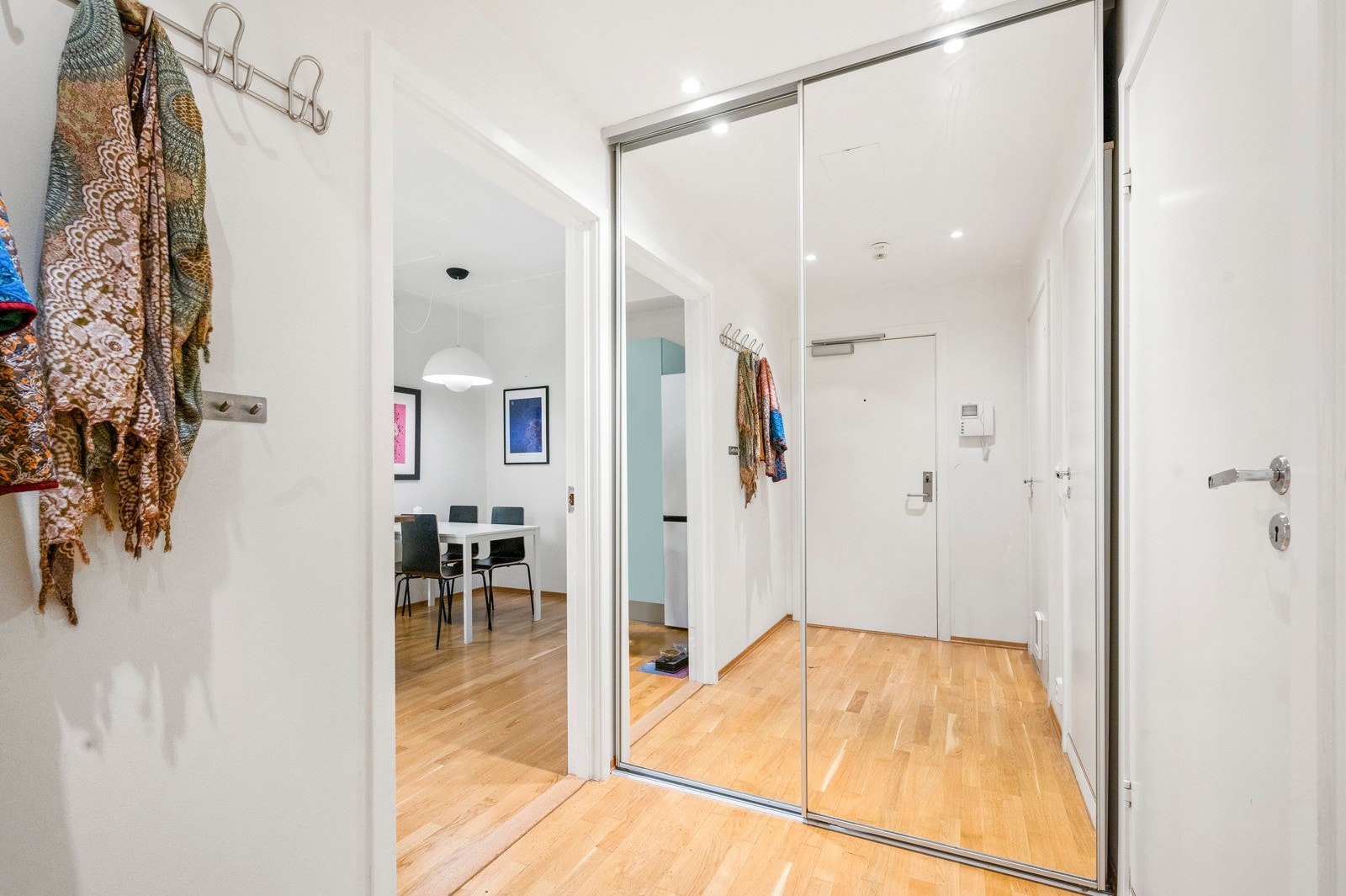 Entréen er romslig og innredet med stor skyvedørsgarderobe. Galleribilde