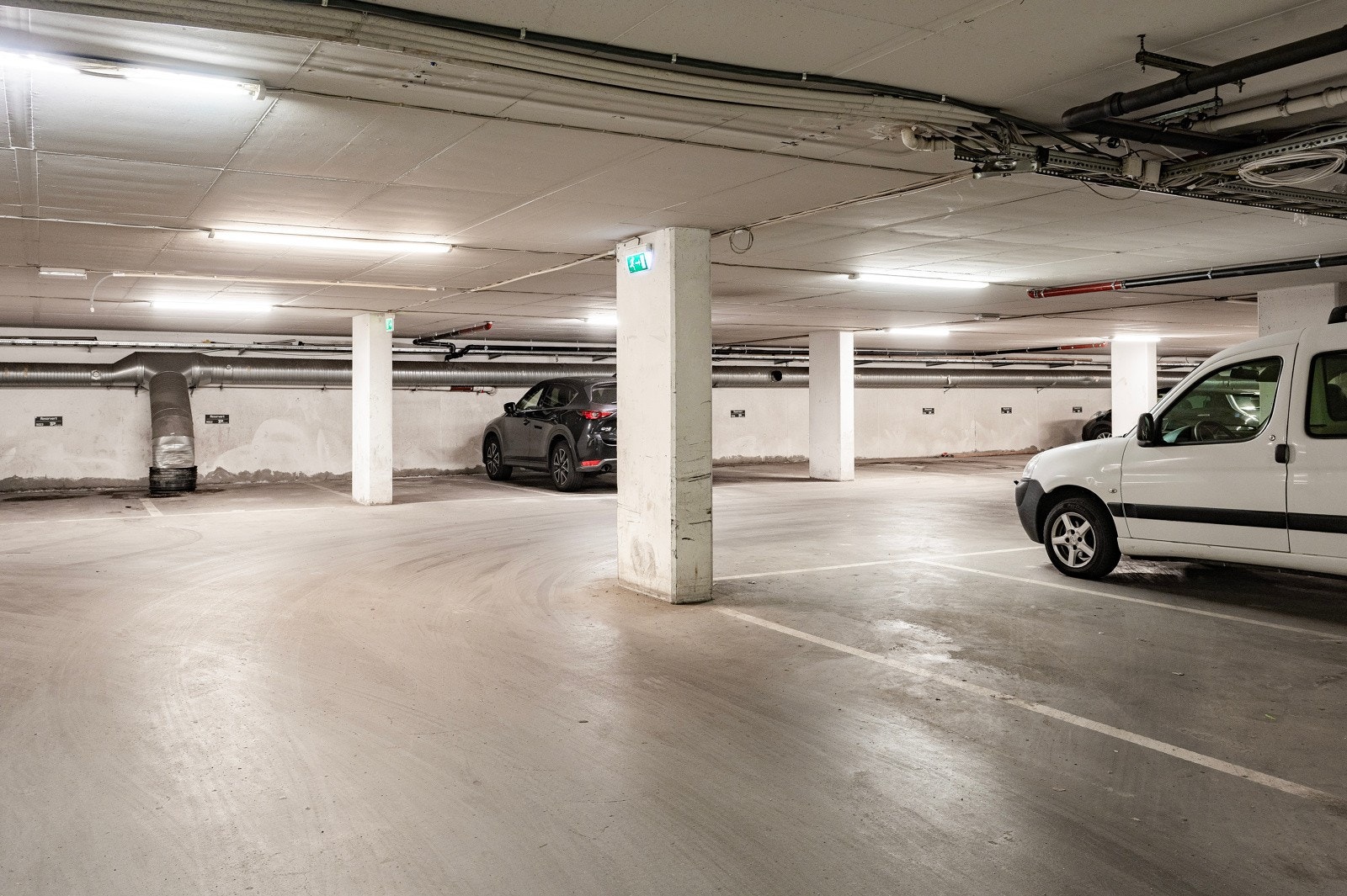 Det er tidvis mulighet for å leie p-plass i garasjen av Timepark for å få leie parkeringsplass. Kontakt megler. Galleribilde