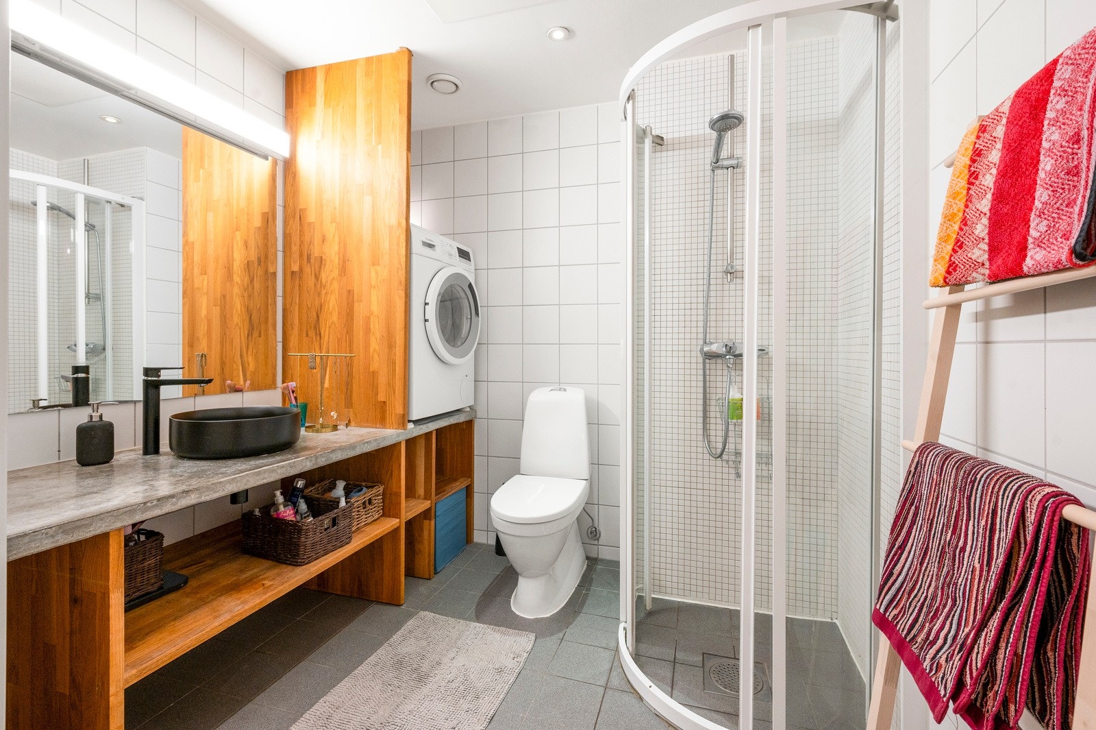 Tidsriktig flislagt bad av god størrelse med varmekabler i gulv og downlights i himling. Galleribilde