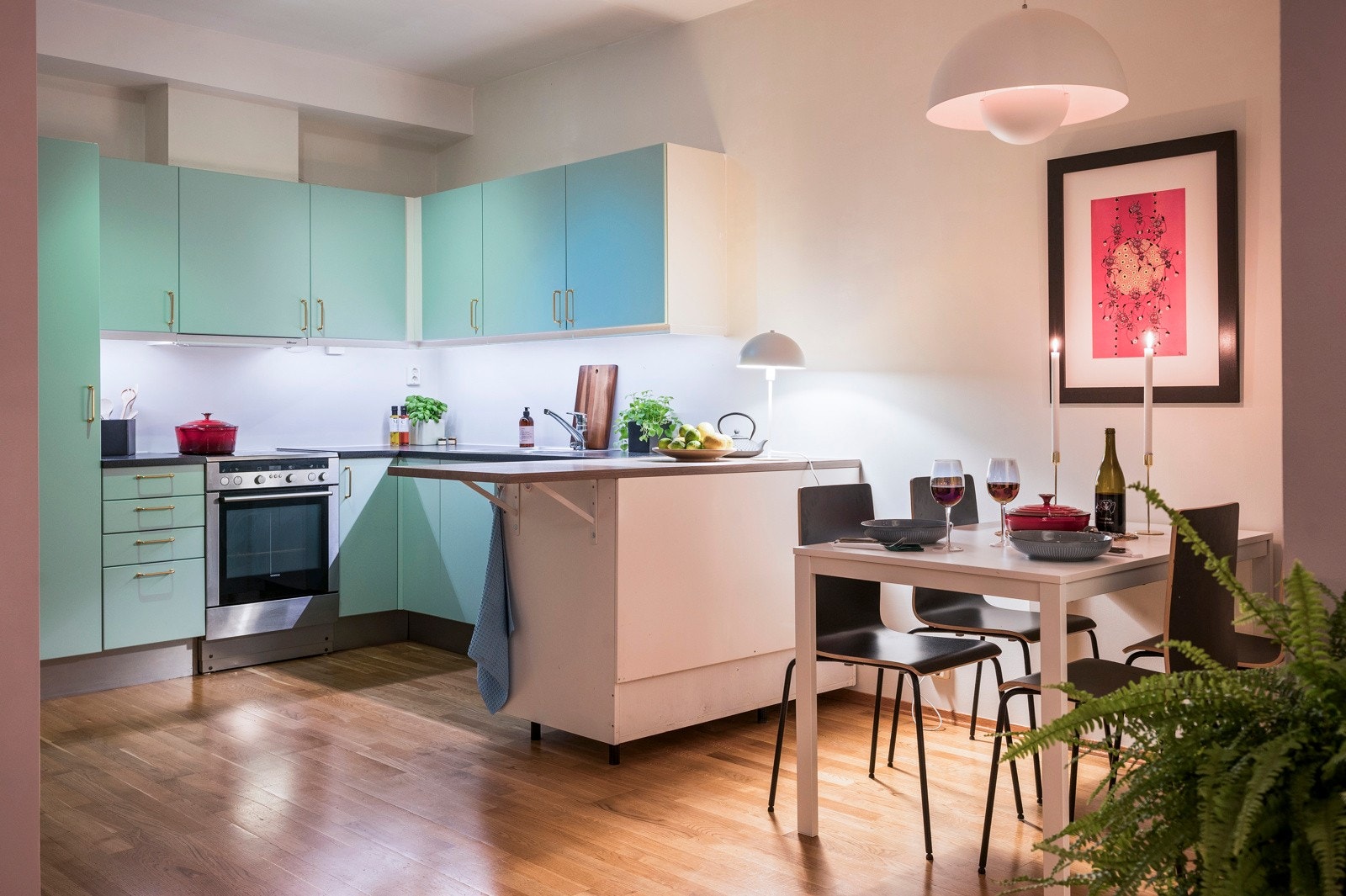 Kjøkkeninnredning med slette malte fronter og laminat benkeplate. Frontene ble malt i 2024, samt nye håndtak. Galleribilde