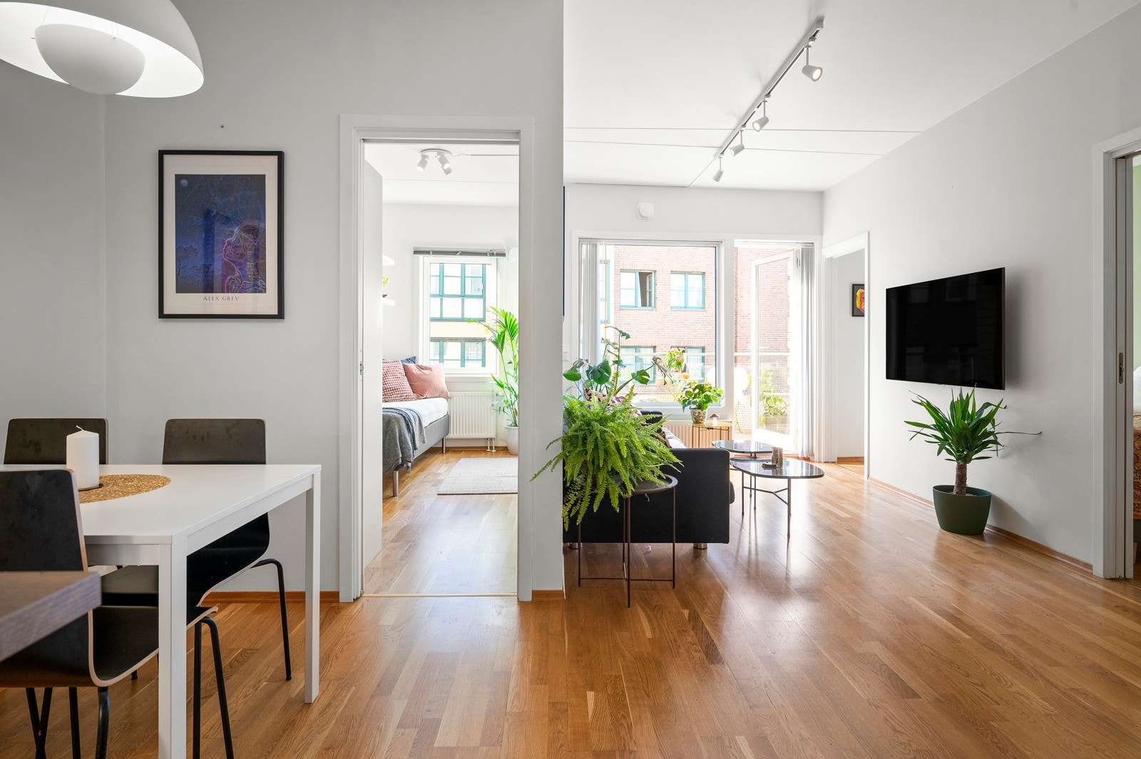 Stuen har en delvis åpen løsning mot kjøkken og spisestuen. Galleribilde