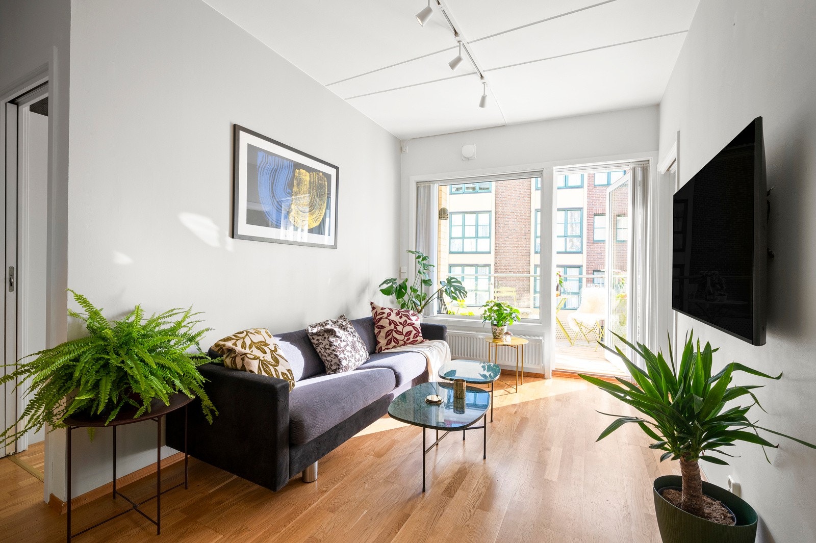 Innbydende stue med god plass til sofa og medievegg. Galleribilde