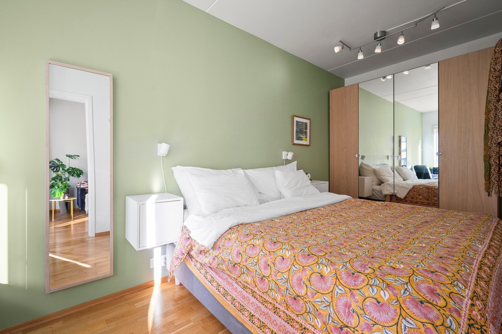 Romslig og innbydende hovedsoverom med god plass til dobbeltseng, nattbord og garderobeskap. Galleribilde