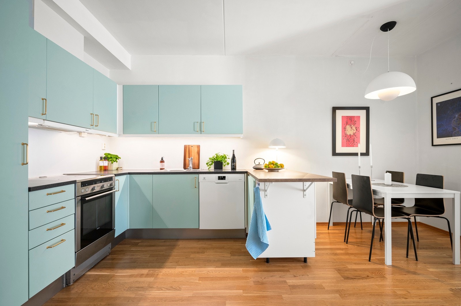 Innholdsrikt og stort kjøkken med tilknyttet sone for spisebord. Galleribilde