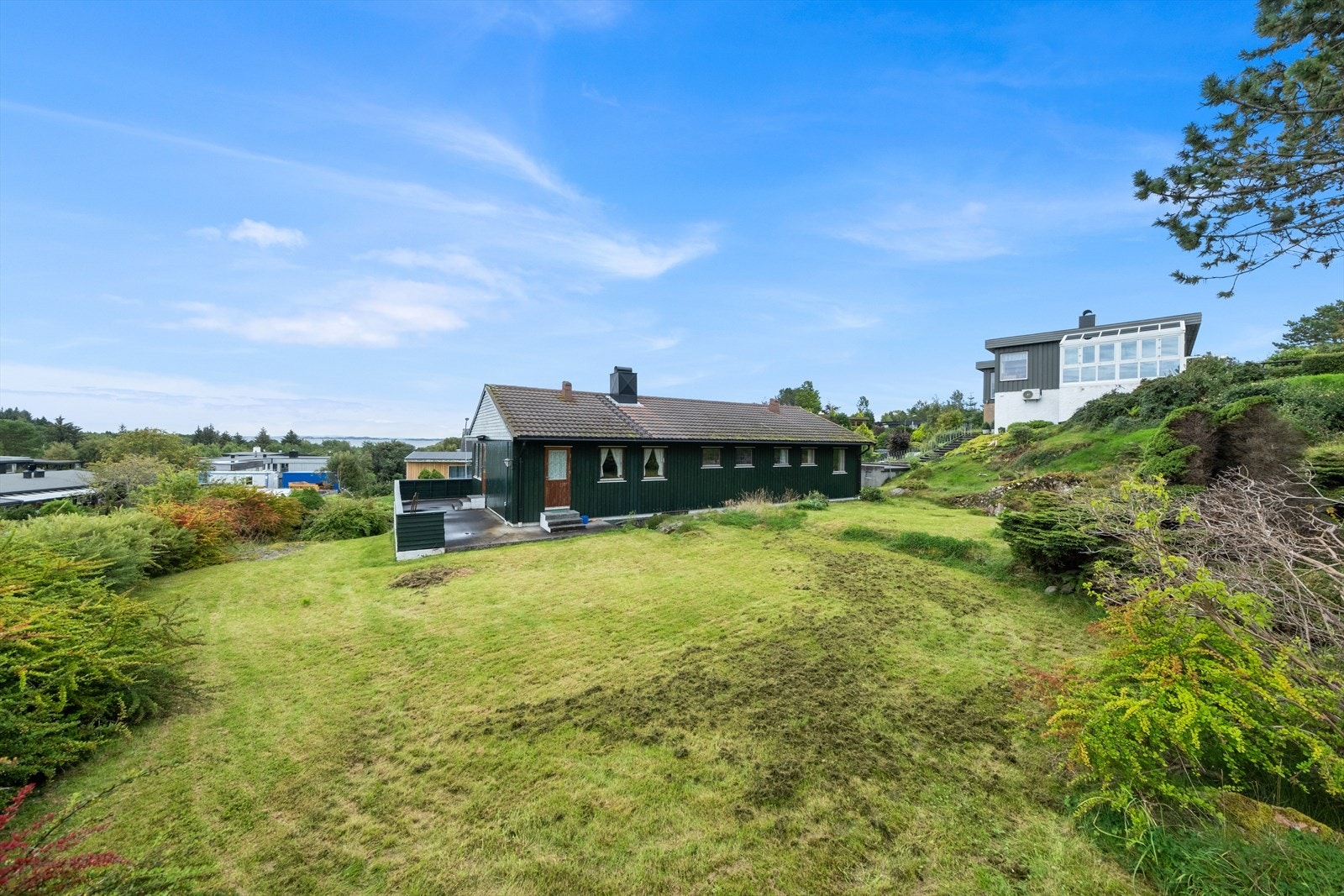 Romslig tomt med flere uteplasser Galleribilde