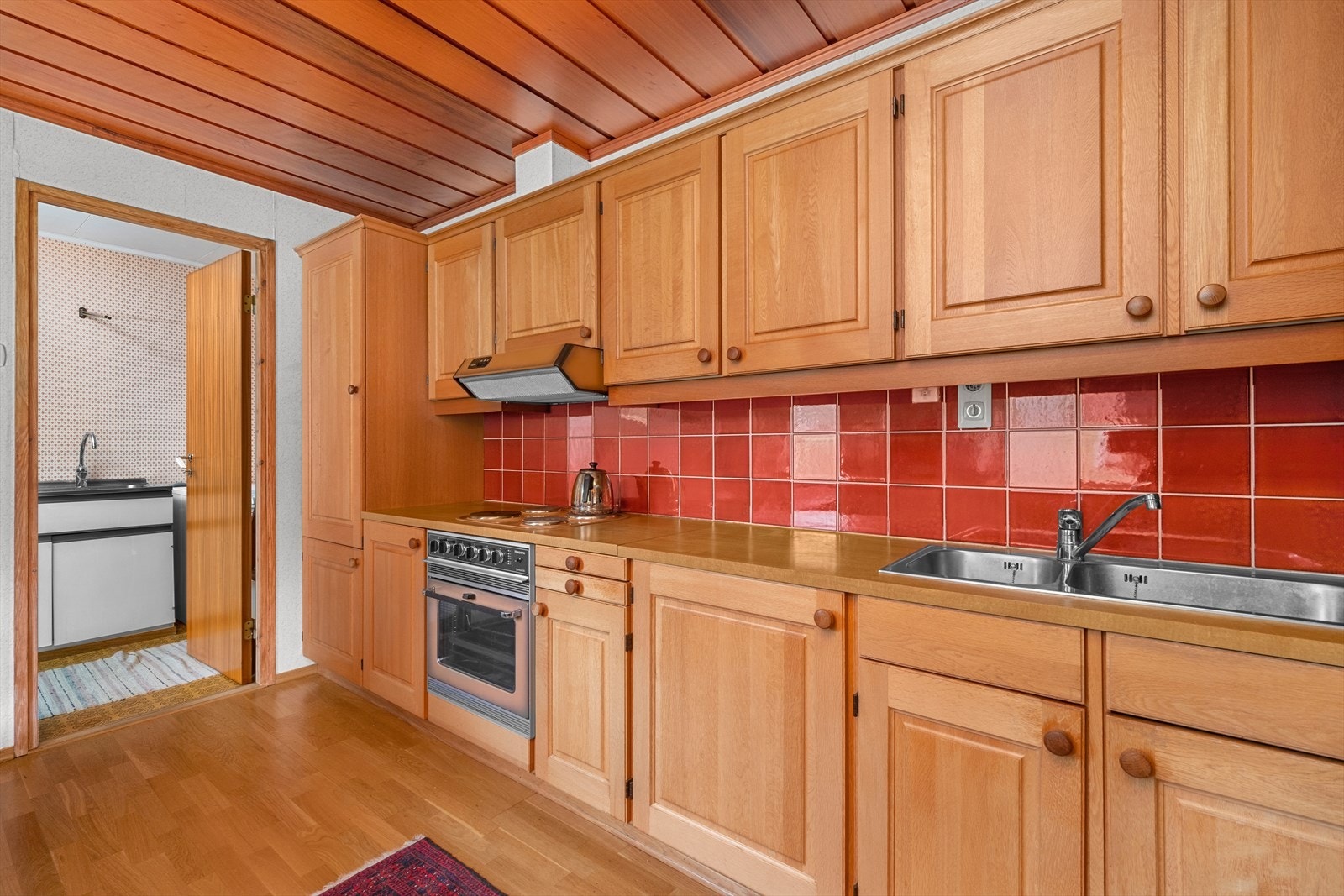 Kjøkken med vaskerom i bakkant Galleribilde