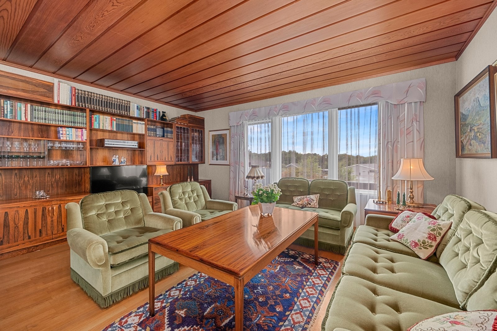 Romslig stue med utgang til uteplass og hagen Galleribilde