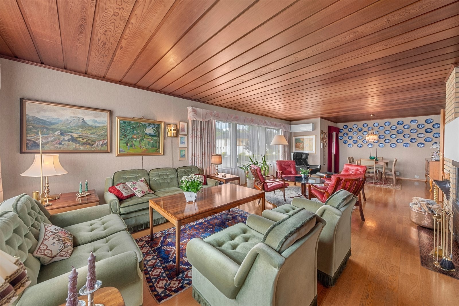 Stue. Muligheter for et fjerde soverom der spisestue er. Det var det opprinnelig. Galleribilde