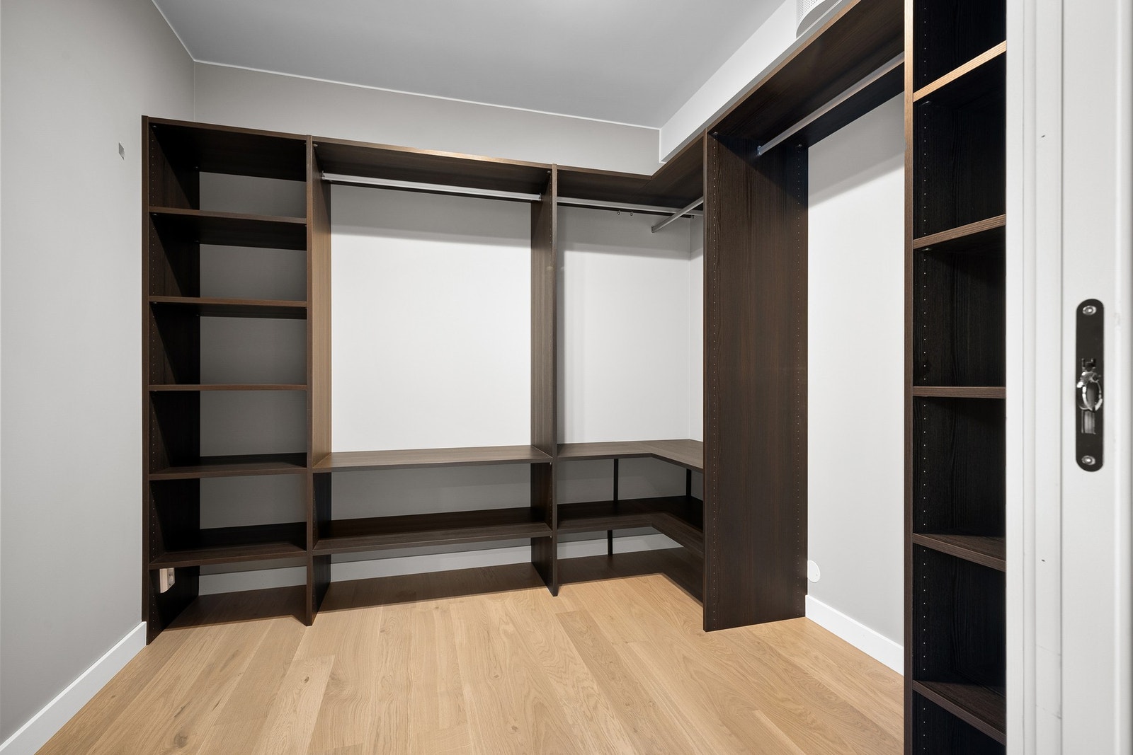 Stor walk-in closet med rikelig plass i hyller og oppheng Galleribilde