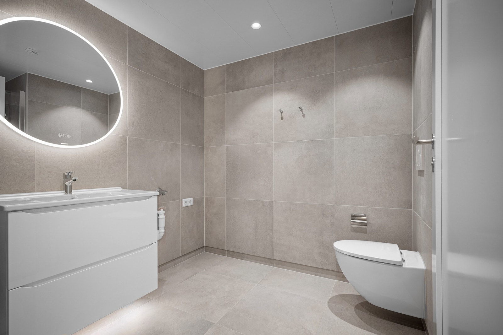 Leiligheten består av 2 bad, samt eget toalettrom og vaskerom Galleribilde