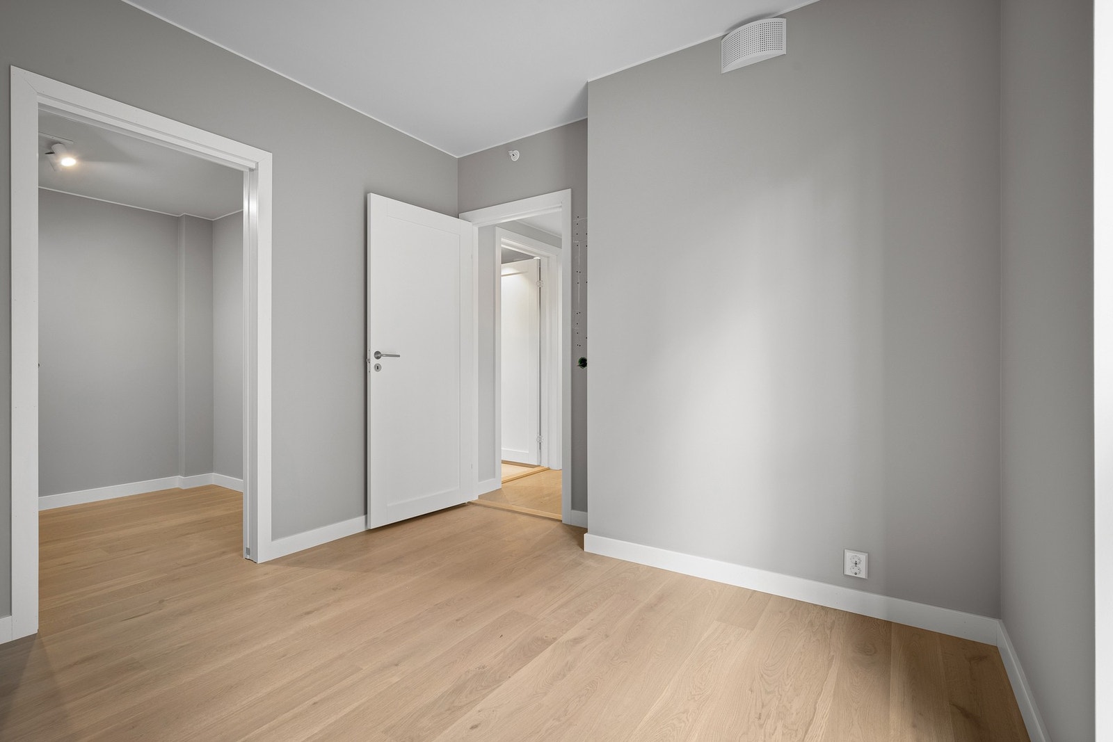 Soverom nr. 2 har også tilhørende walk- in closet/bod Galleribilde