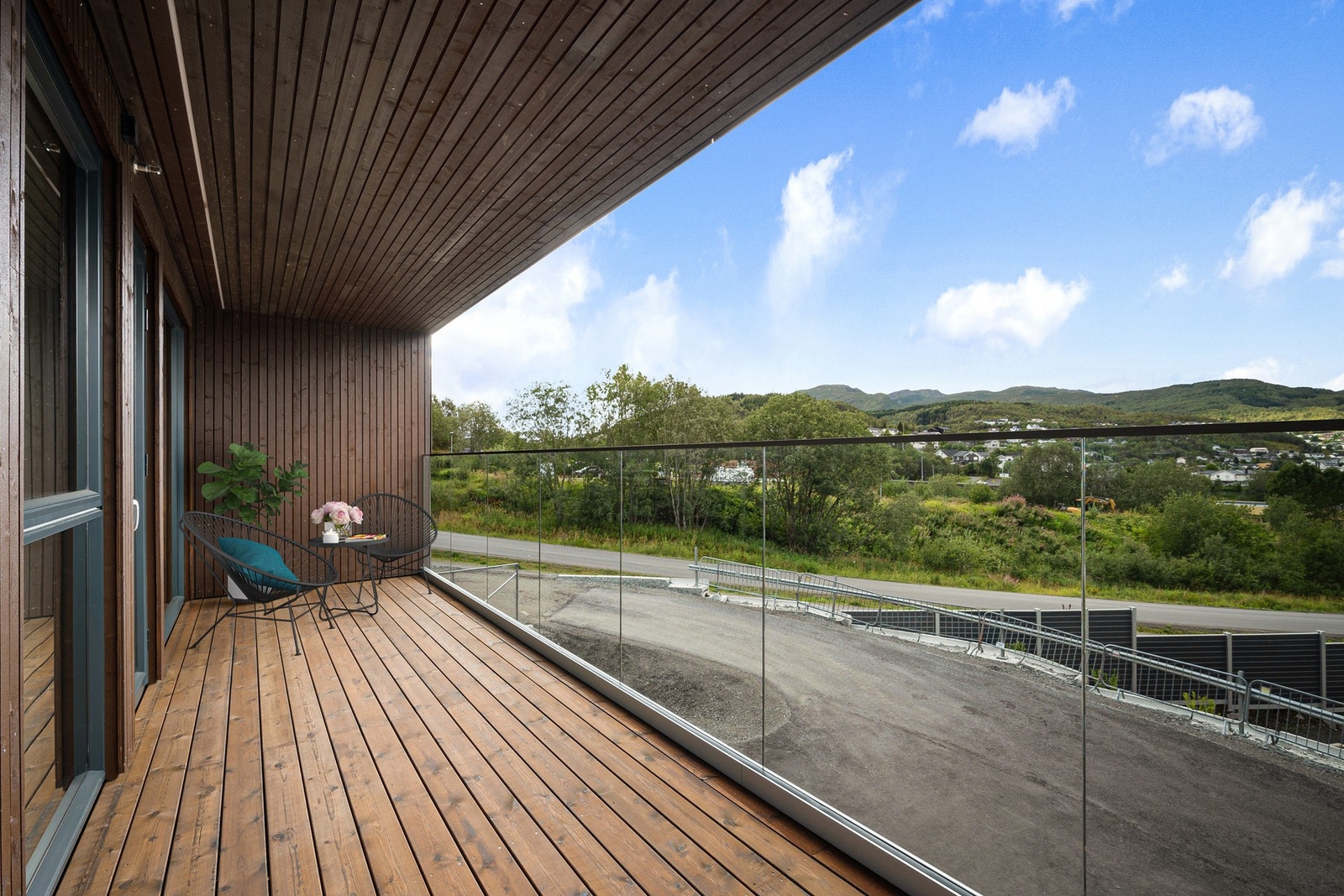 Fin overbygd balkong med utgang fra stuen Galleribilde