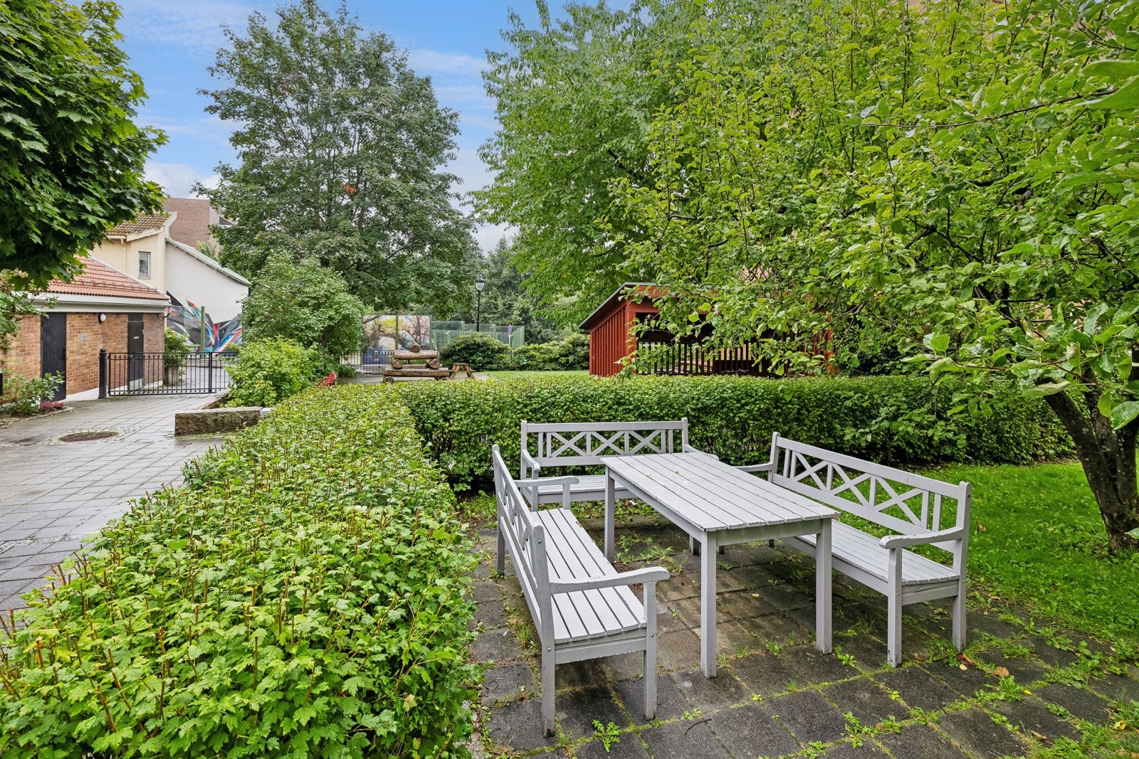 Frodig bakgård pent opparbeidet med sittegrupper og beplantning Galleribilde