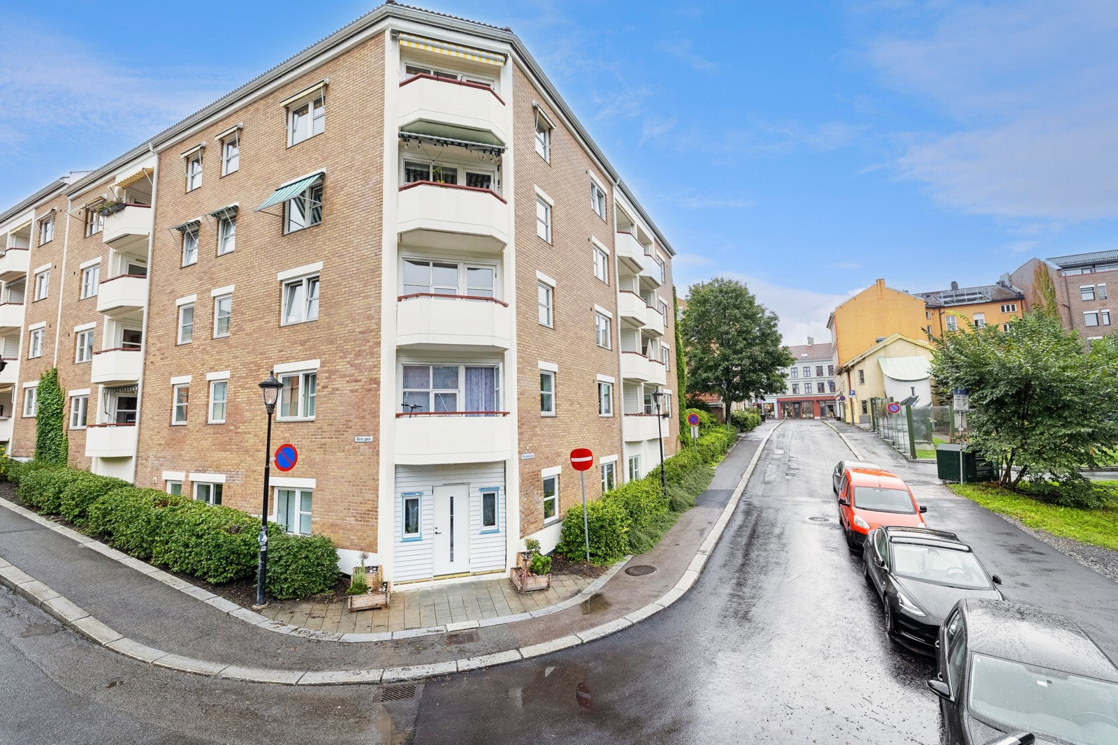 Velkommen til 4-roms oppussingsobjekt med 2 balkonger beliggende i enveiskjørt gate på Grünerløkka! Galleribilde