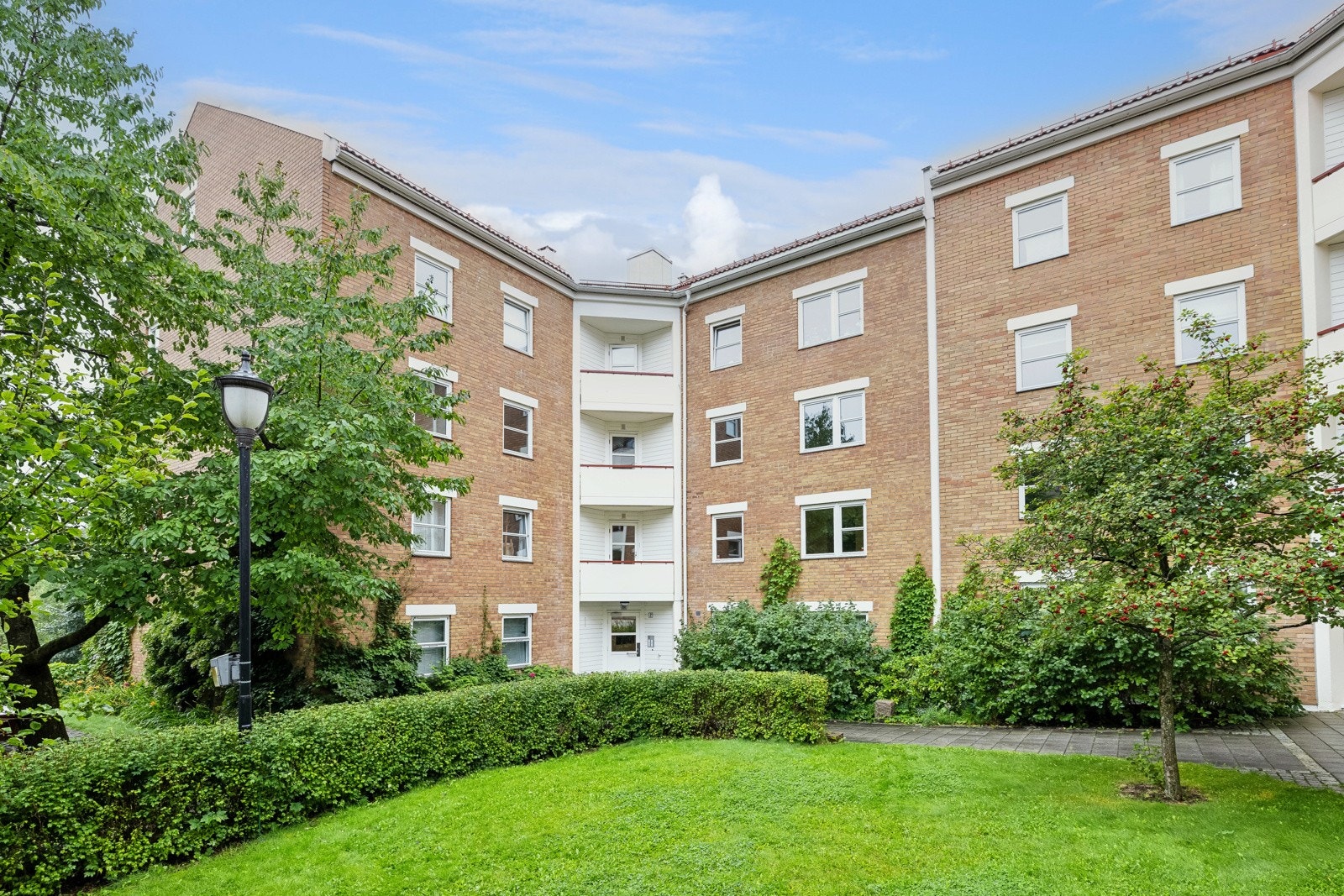 Frodig bakgård Galleribilde