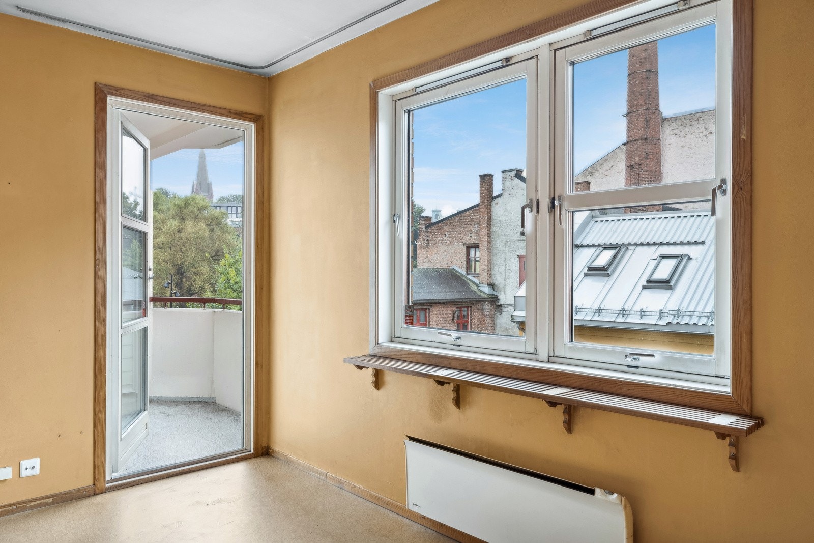 Stuen har store vindusflater som gir gode lysforhold Galleribilde