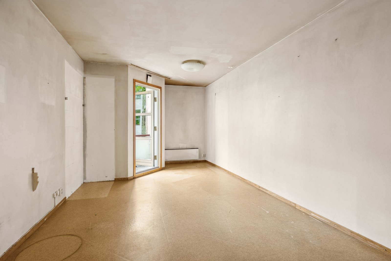 Soverom 3: Romslig soverom med egen balkong vendt ut mot bakgård Galleribilde