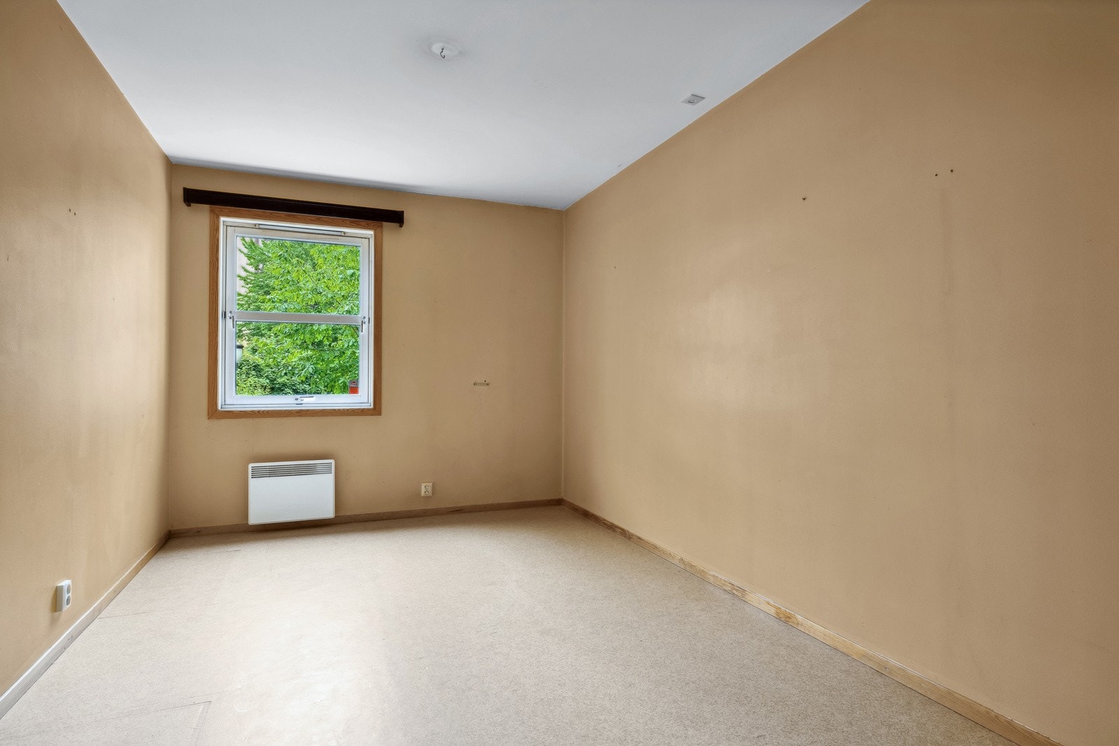 Soverom 2: Plass til dobbeltseng og garderobeskap. Kan også benyttes som kontor Galleribilde