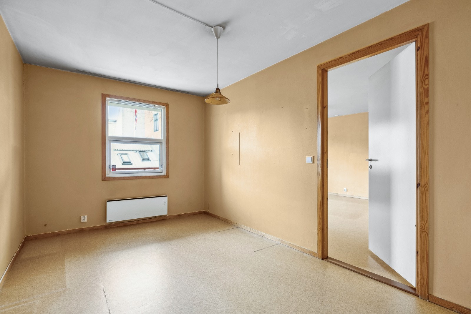 Soverom 1: Lyst soverom med plass til dobbeltseng og garderobeskap Galleribilde