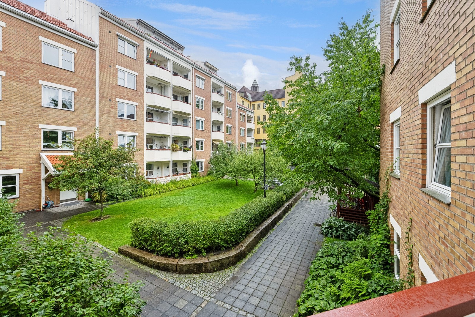 Balkong 2 på 2 kvm med utsyn mot frodig bakgård Galleribilde