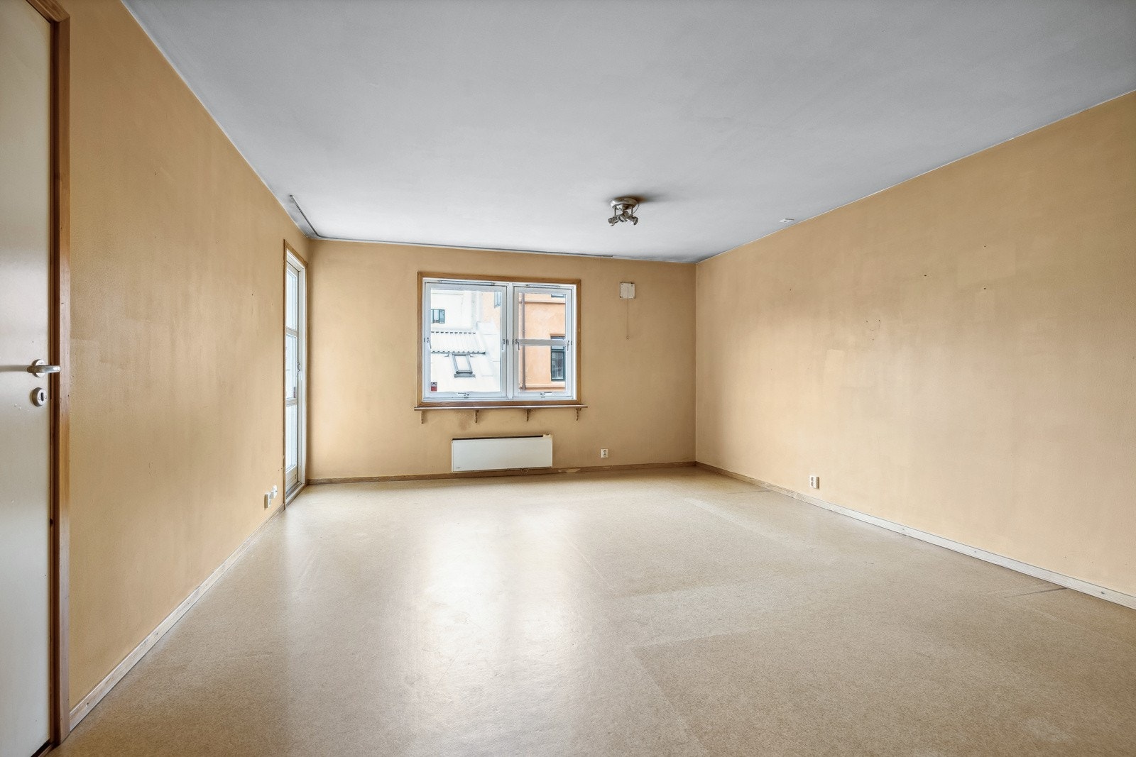 Romslig stue med plass til spisebord og sofagruppe med tilhørende tv-/mediemøbler Galleribilde