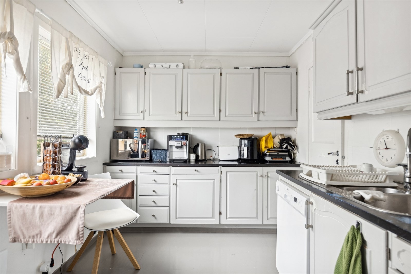 Kjøkken med god skap- og benkeplass samt hyggelig spiseplass. Galleribilde