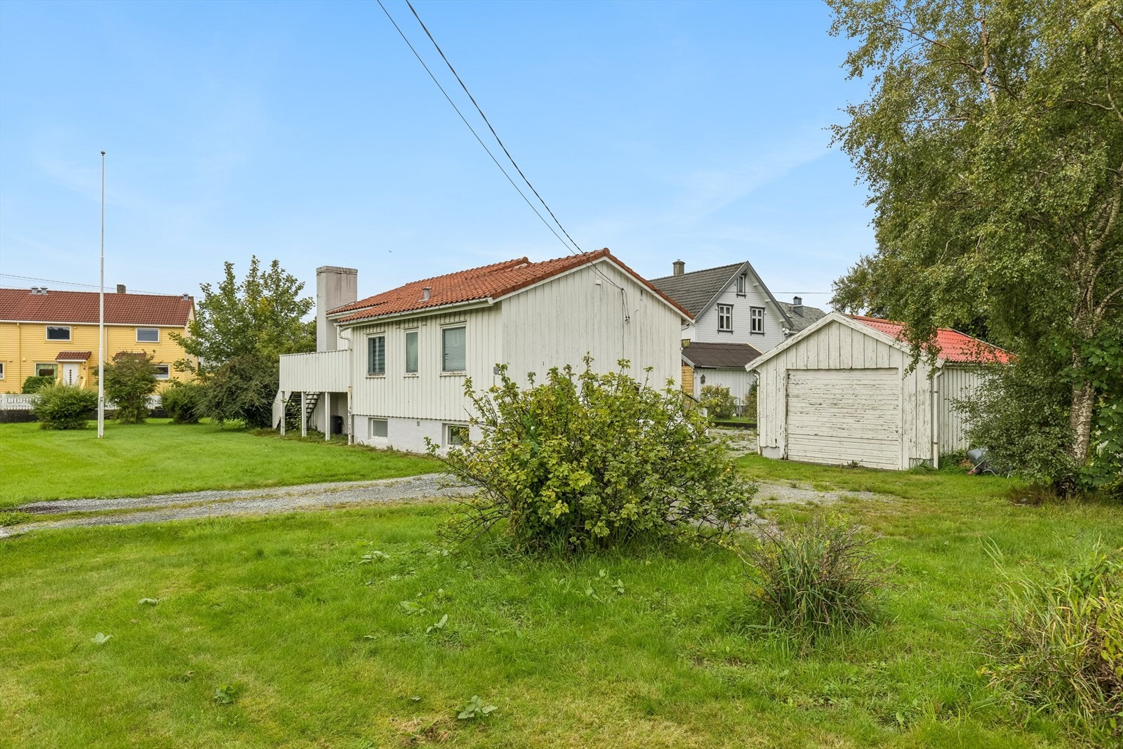 Stor eiendom med romslig gårdsplass. Galleribilde