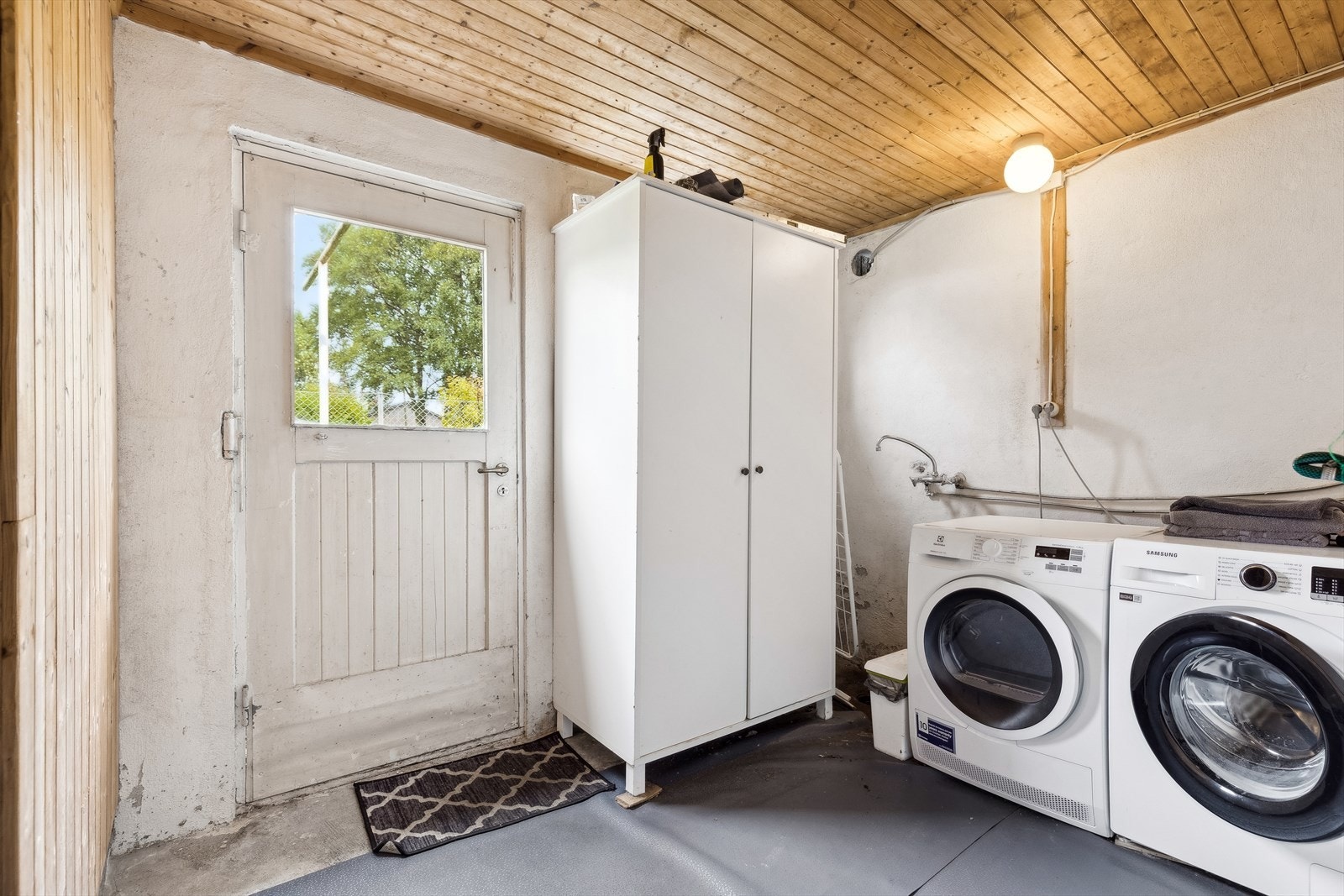 Vaskerom med utgang til hage. Galleribilde