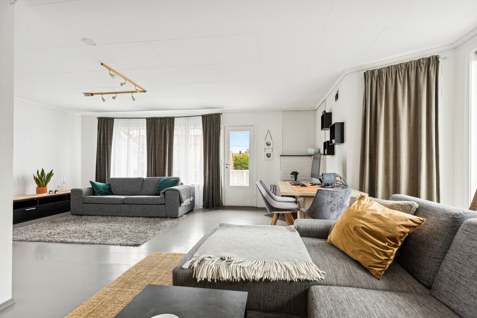 Lys, pen stue med utgang til terrasse og hage. Galleribilde