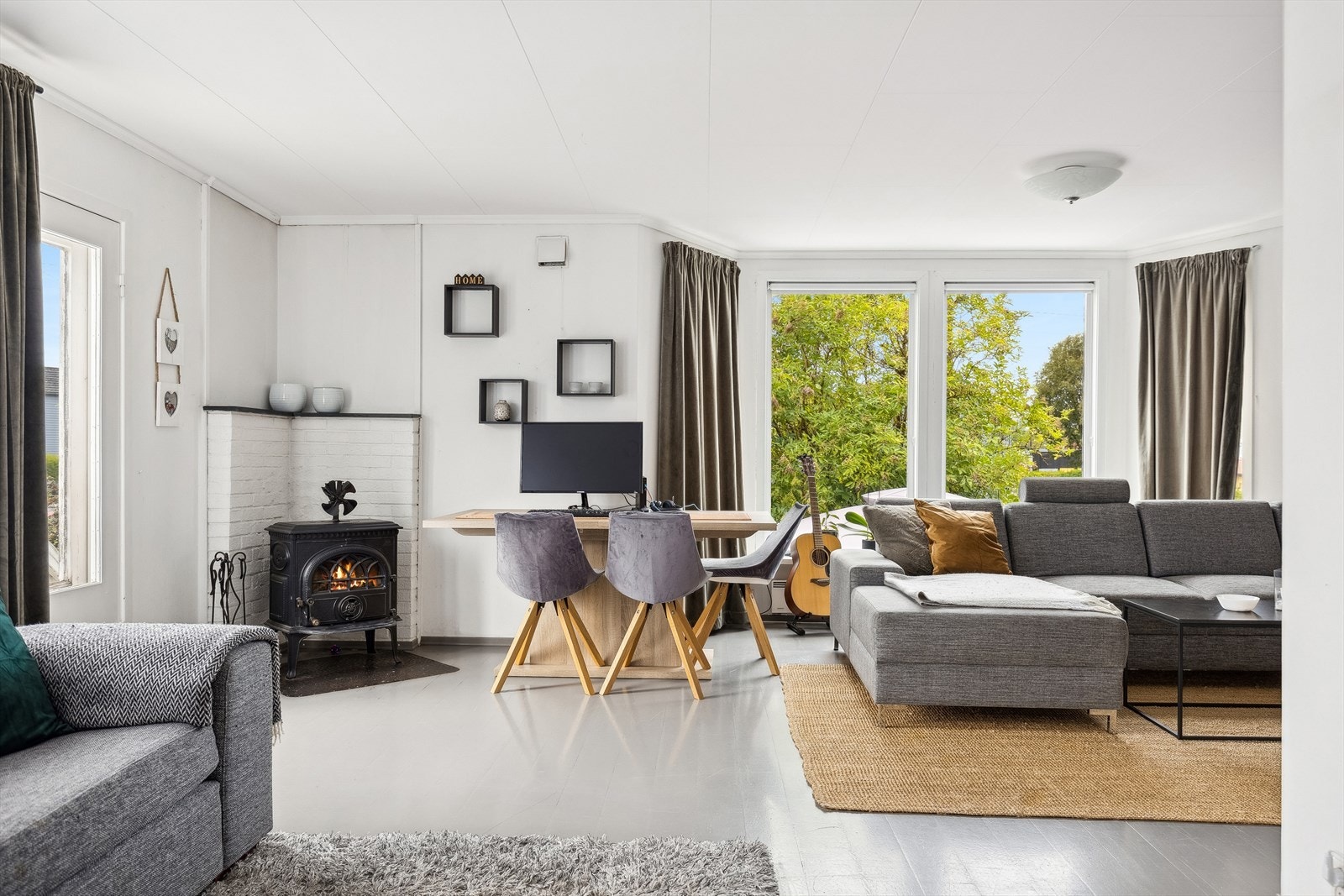 Stuen har gode vindu som gir deilig lys. Galleribilde