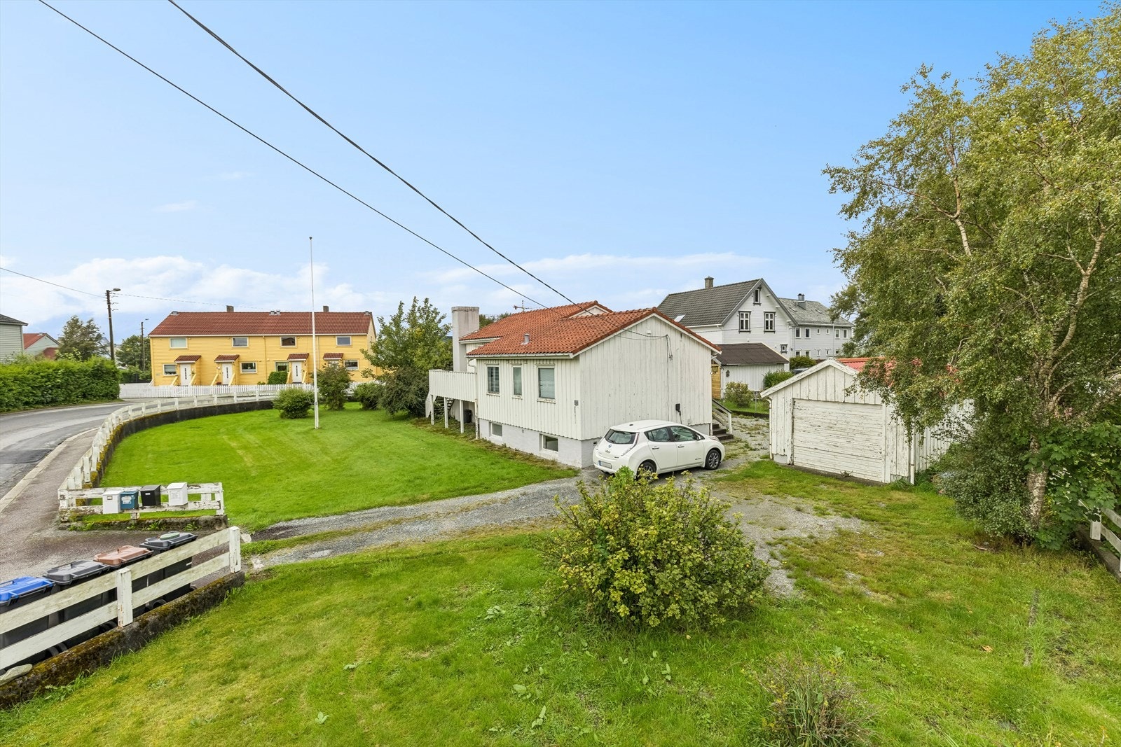 Innholdsrik bolig med enkel garasje. Galleribilde