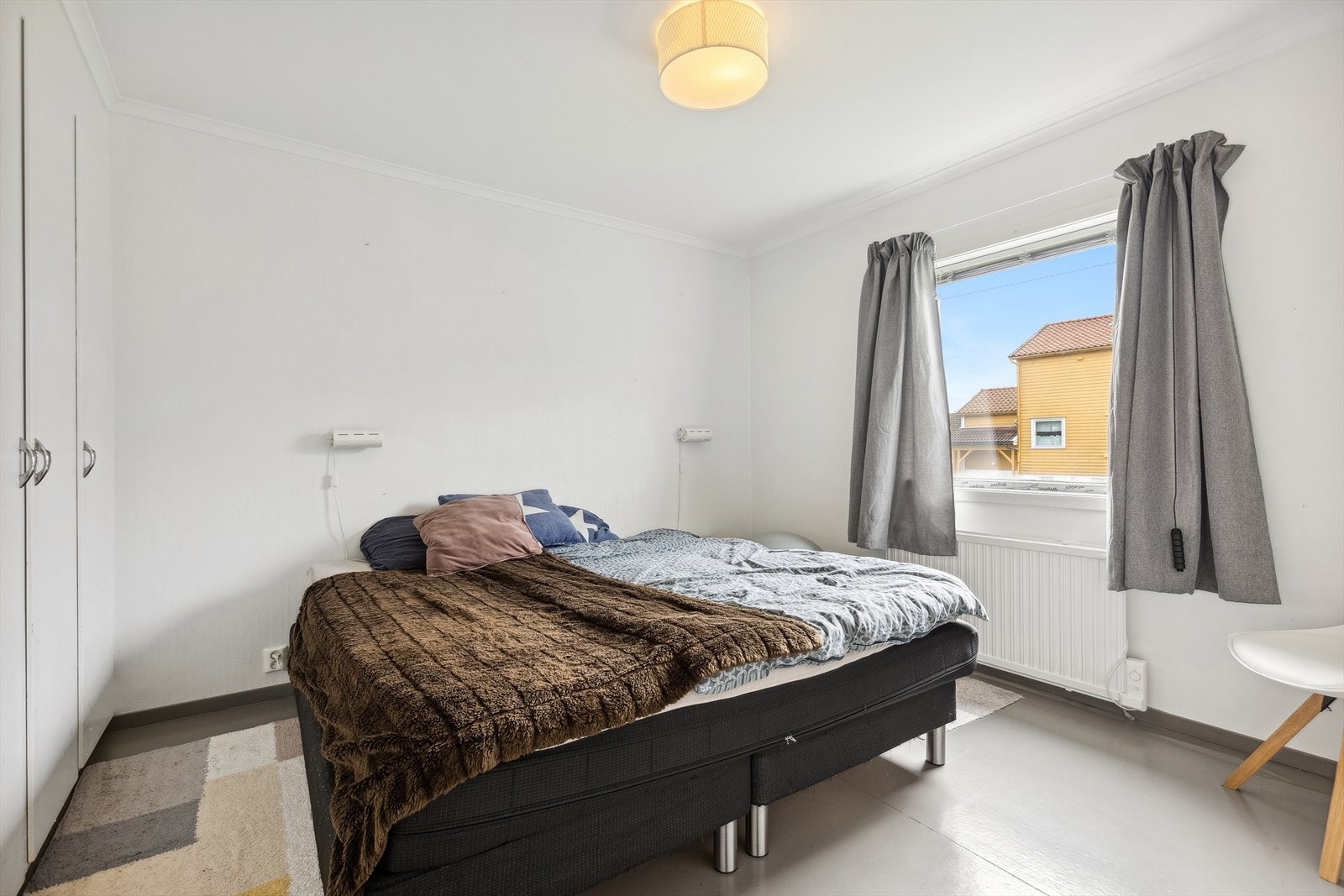 Hovedsoverom med garderobeplass. Galleribilde