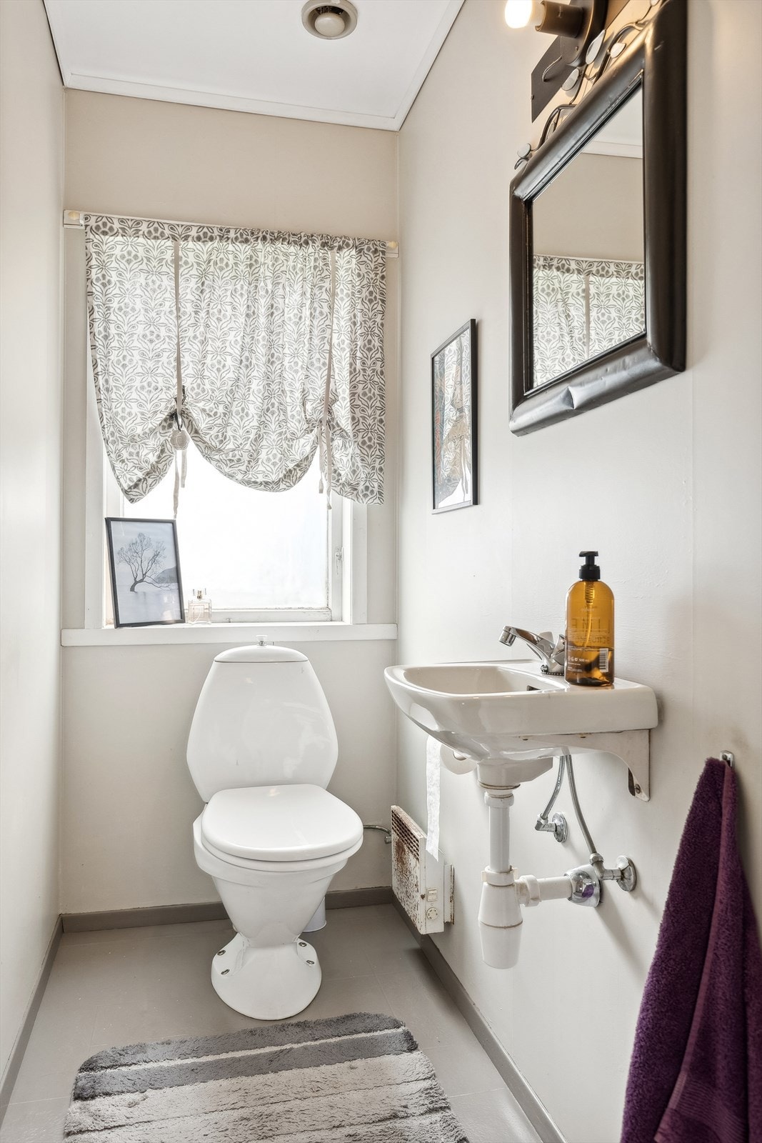 Toalettrom med servant. Galleribilde