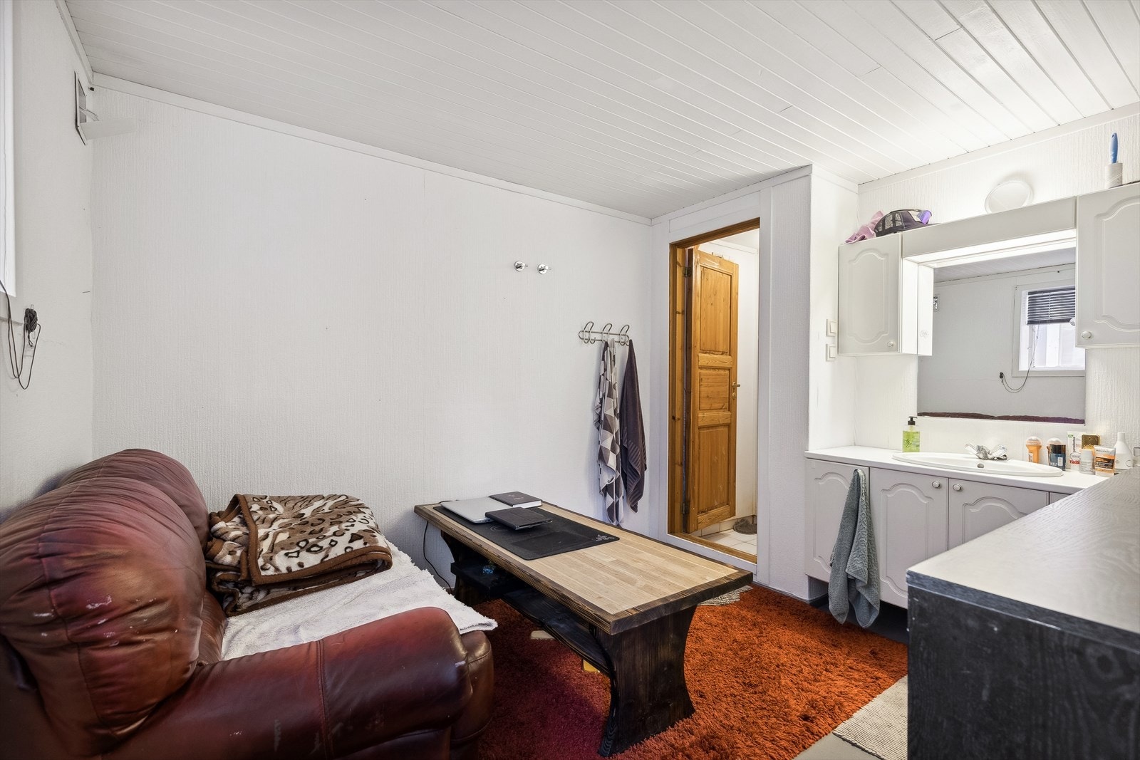 Rom med baderomsseksjon. Galleribilde