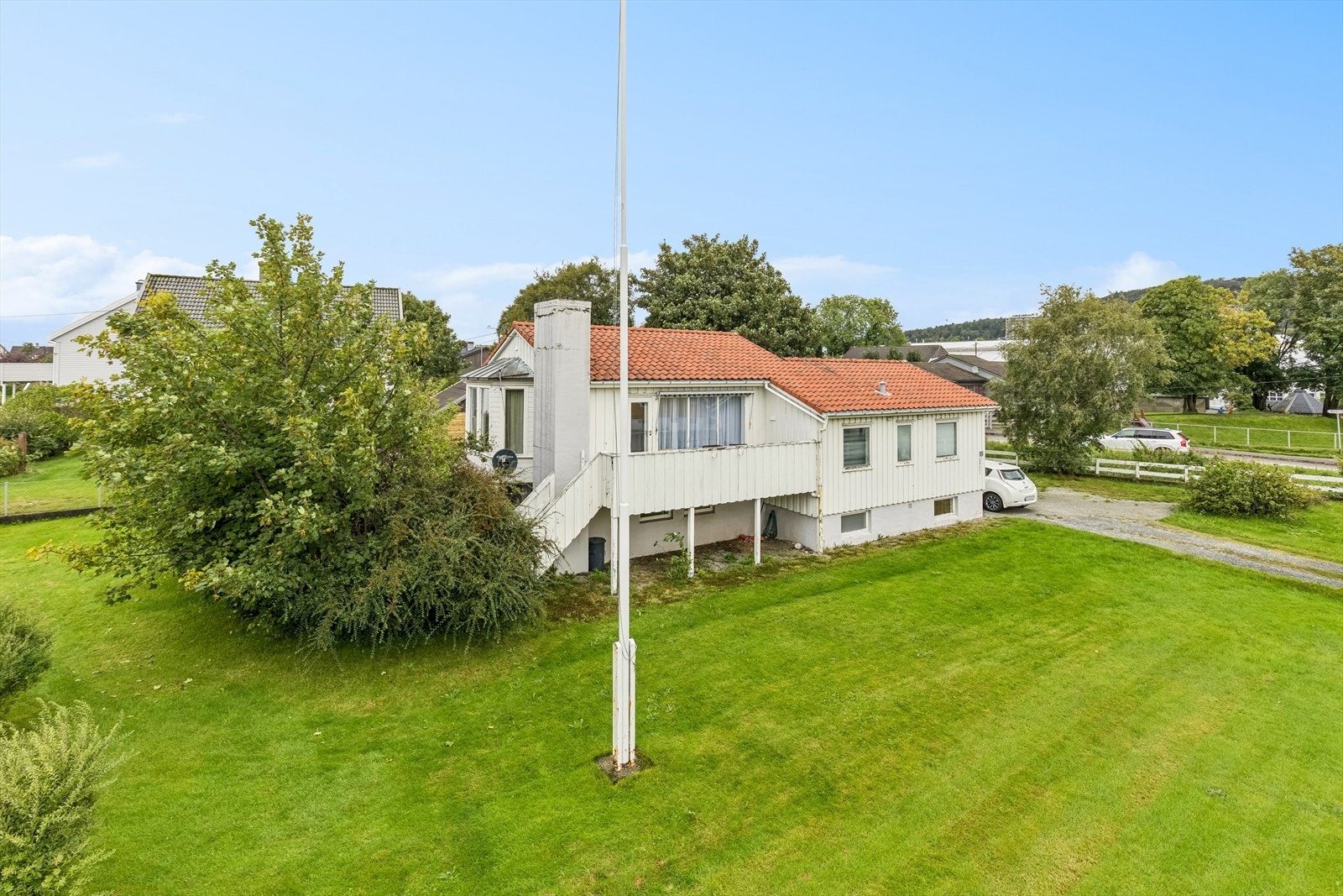 Stor, solrik eiendom. Galleribilde