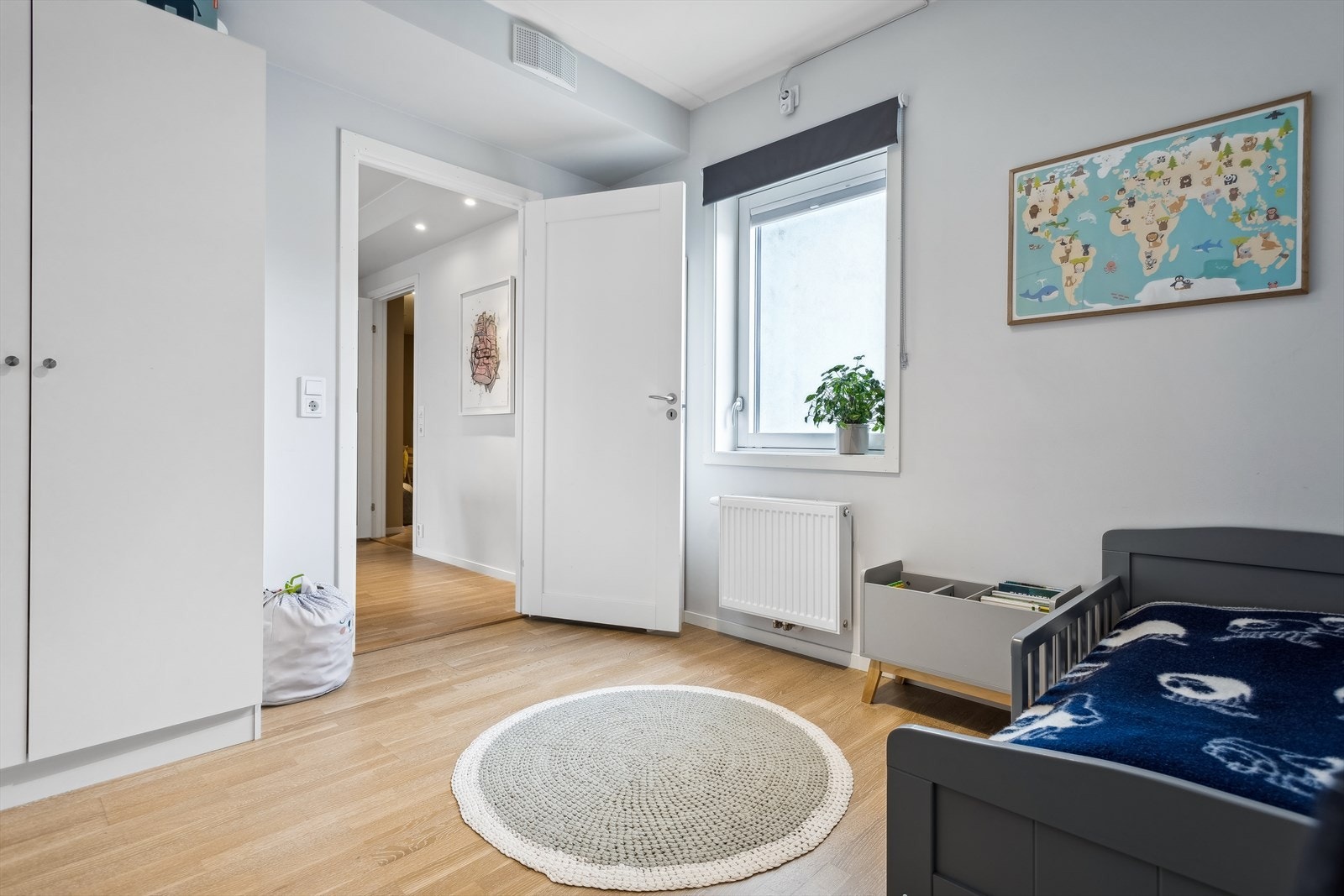 Soverommet er malt i en behagelig fargetone og på gulvet er det parkett. Galleribilde