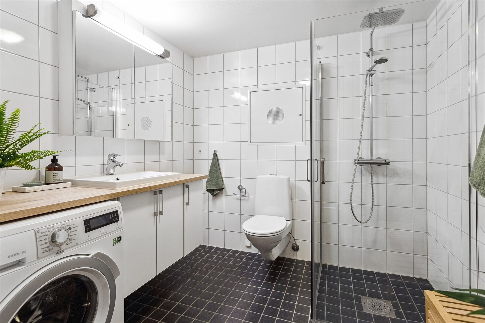 Leiligheten har et delikat bad med fliser på gulv og vegger, samt behagelig varme i gulv. Galleribilde