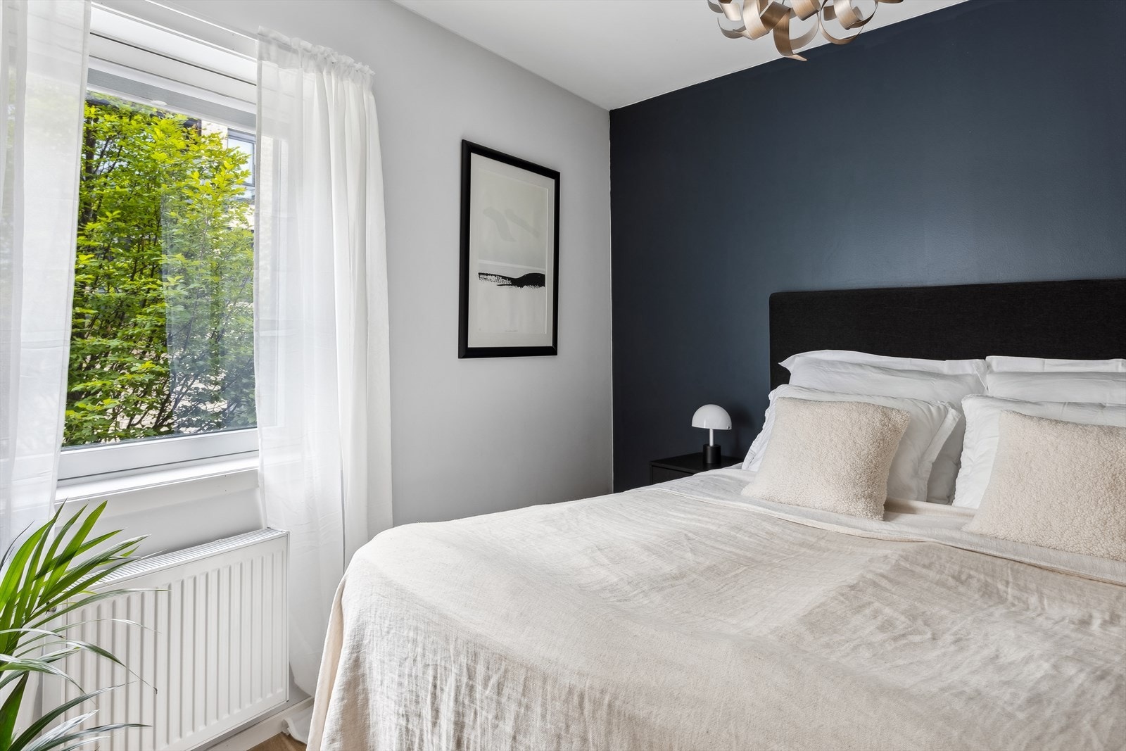 Hovedsoverommet har plass til en stor dobbeltseng med tilhørende møblement. Det er innredet med garderobeskap med god plass til klær. Hvis ønskelig kan du med fordel også innrede med en kommode eller en hyggelig sitteplass. Galleribilde