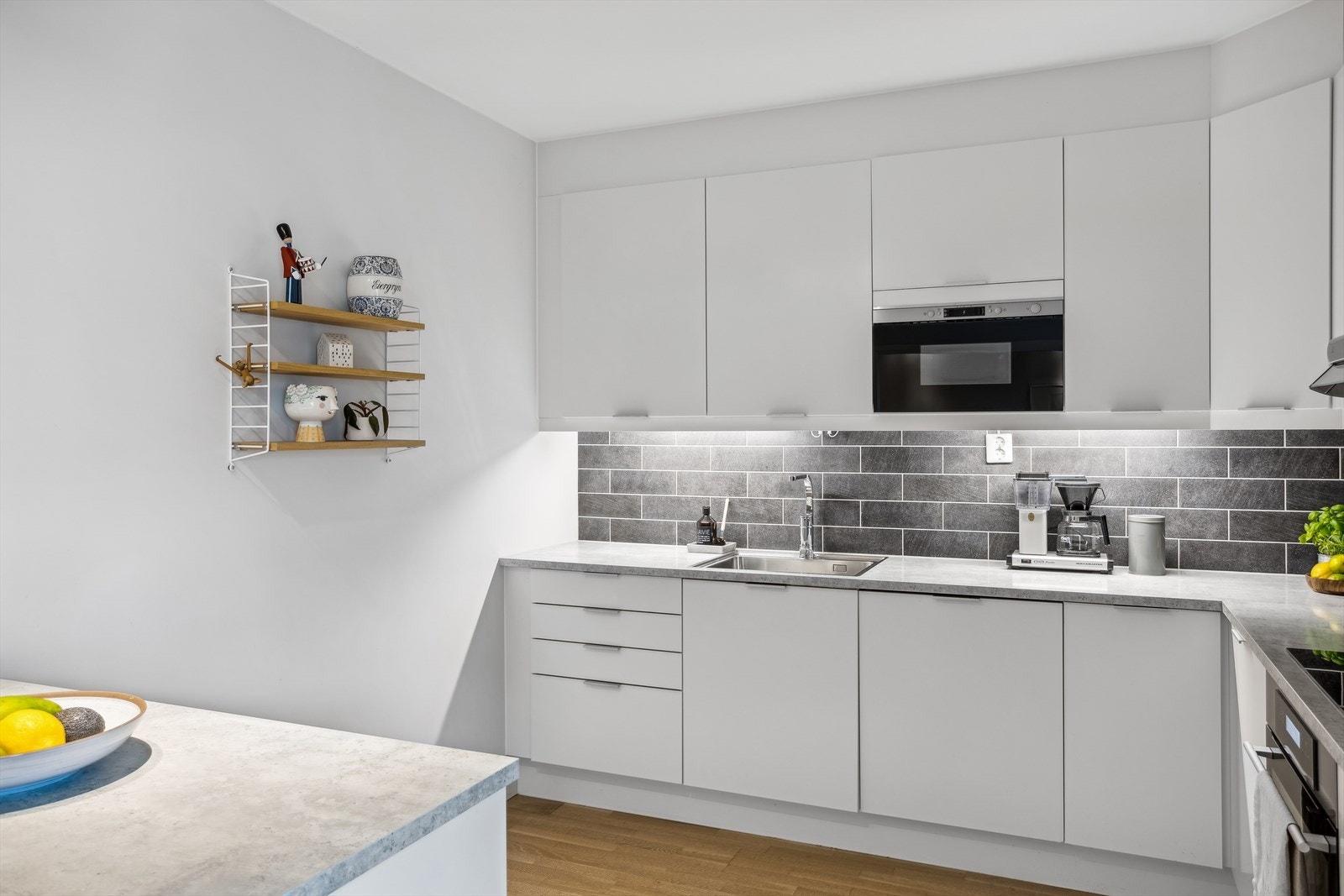 Integrert i innredningen finner du hvitevarer som består av oppvaskmaskin, mikrobølgeovn, kaffemaskin, stekeovn (2023) og nedfelt koketopp. Avtrekk via balansert anlegg. Galleribilde