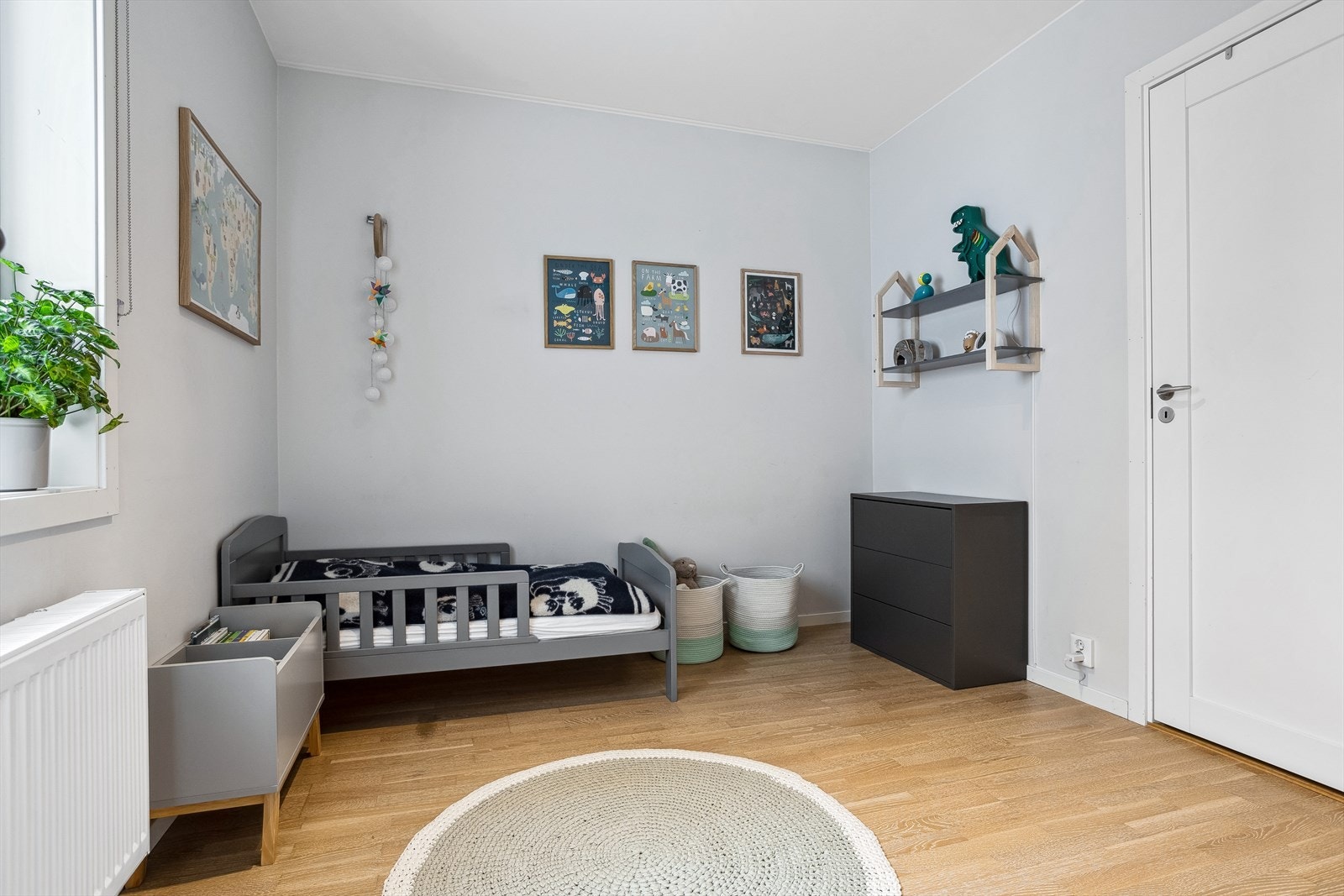 Fra det tredje soverommet er det direkte adkomst til en innvendig bod med flere bruksmuligheter, og kan f.eks. innredes som walk- in- closet. Galleribilde