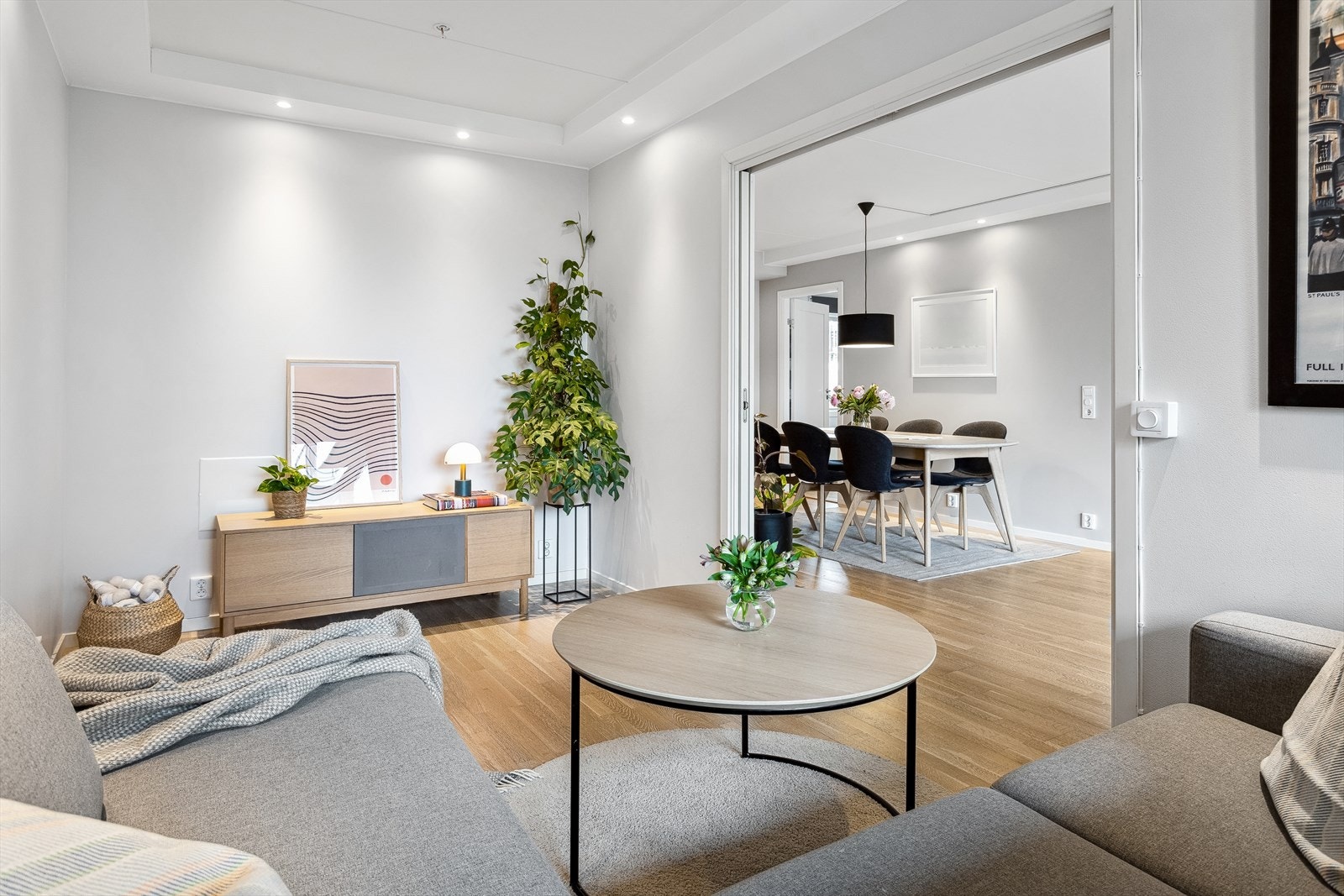 Det er enkelt å ta ned veggen som skiller spisestuen og stuesonen for å få et enda større oppholdsrom, eller innrede stuen som et ekstra soverom. Det er montert downlightkasser langs himlingen. Galleribilde