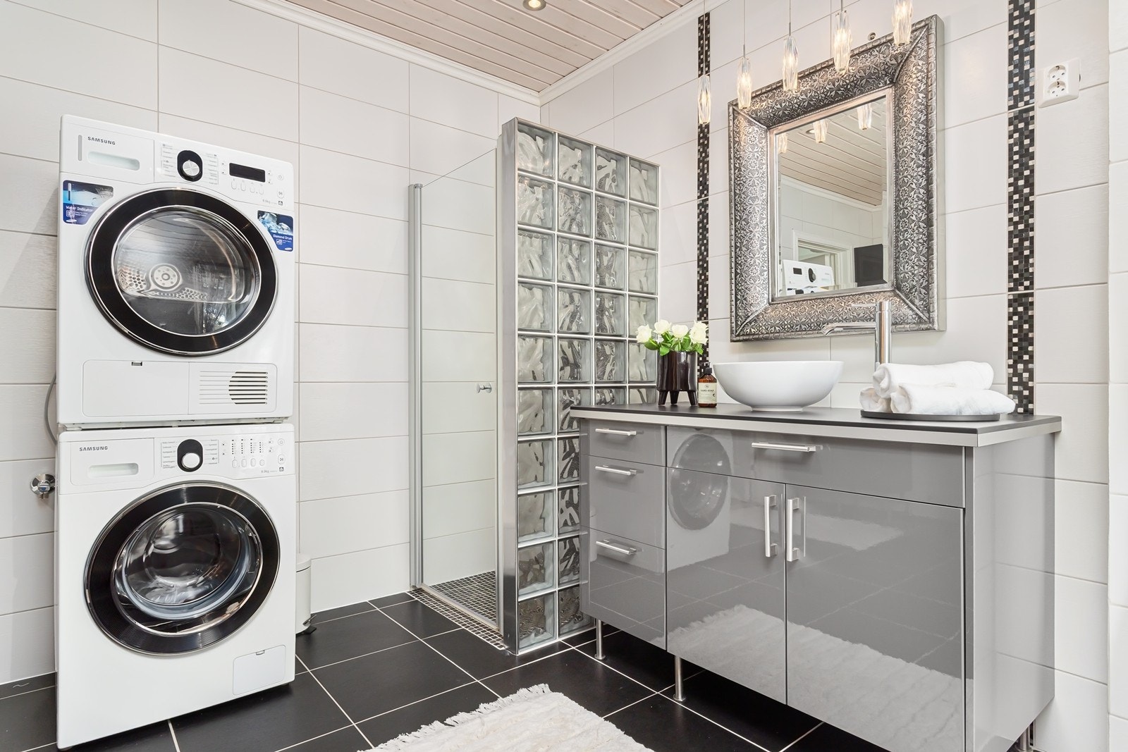 Rommet har en deilig og romslig badstue, dusjhjørne med glassbyggerstein, toalett og opplegg for vaskemaskin og tørketrommel. Galleribilde