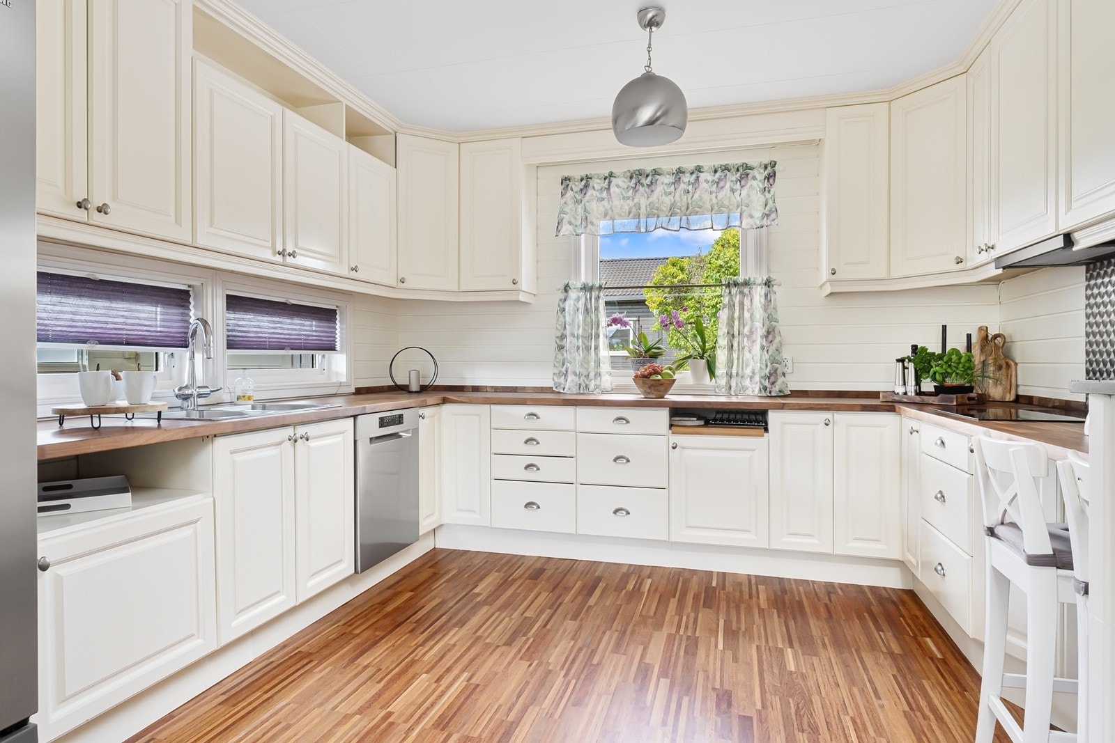 Takhøye overskap bidrar til at kjøkkenet gir et fullstendig helhetsinntrykk. Galleribilde